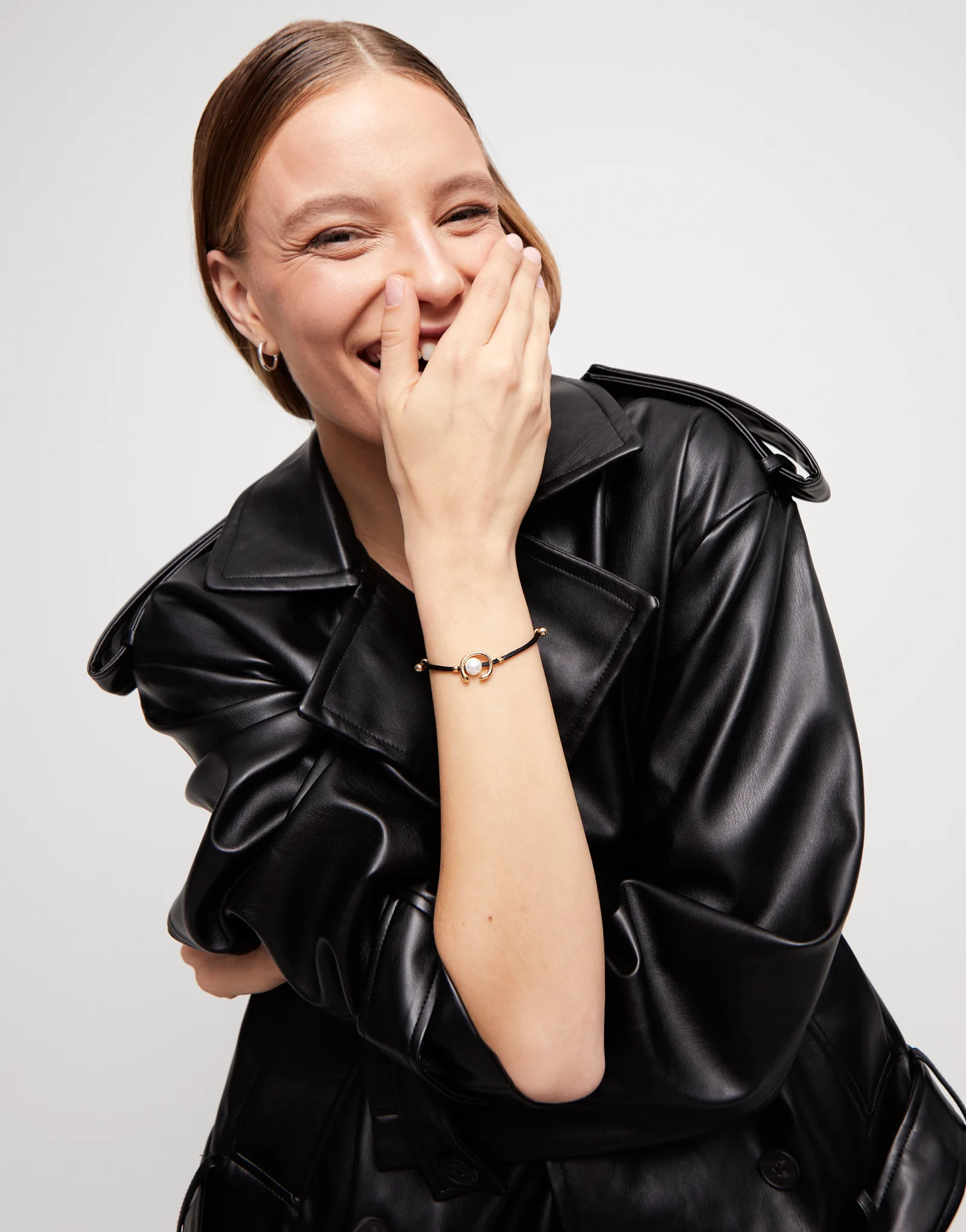 Black cord bracelet with a pearl | UNOde50