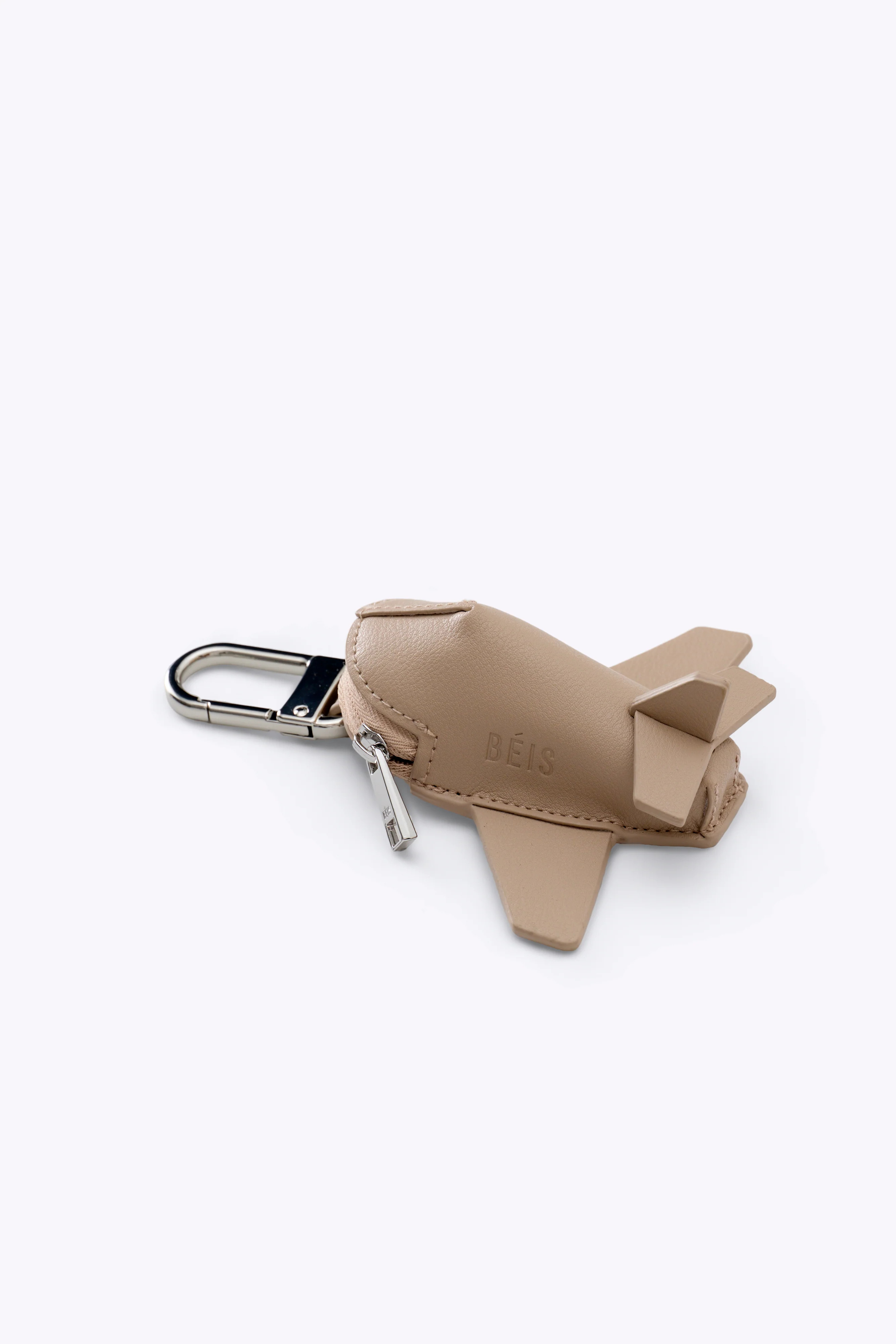 BÉIS ‘The Airplane Charm’ in Camel - Airplane Bag Charm | BEIS