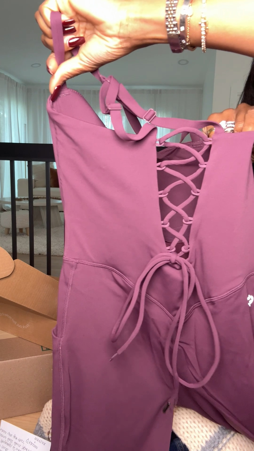 Let’s unbox fall items together 

#Outfitinspiration #fashionstyle #outfit #outfitideas #autumn #fallfashion #simpleoutfit #fall #momoutfit #casualoutfit #streetwear 