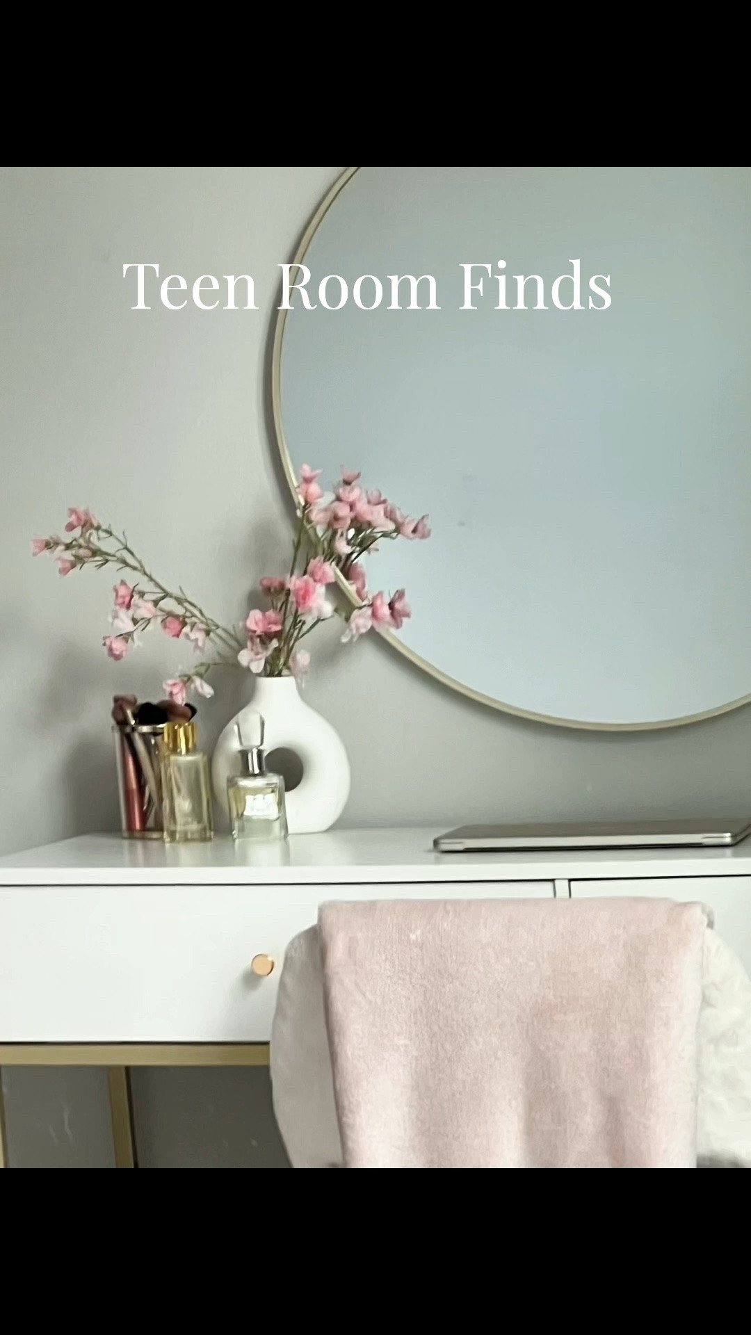 Teen room must haves 🤍 round mirror, bud vase, gold knob accents, this whole corner is so easy to recreate