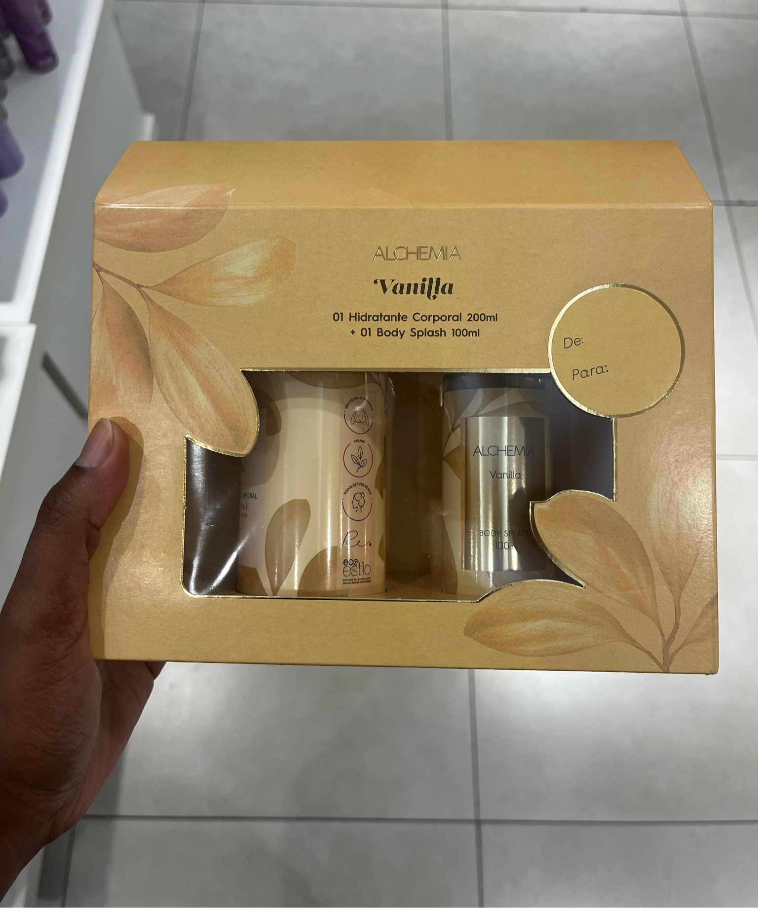 A fragrância que mais vende da linha Achemia, é a fragrância de Baunilha! 

 Aproveite para presentear com um kit que não tem erro. 