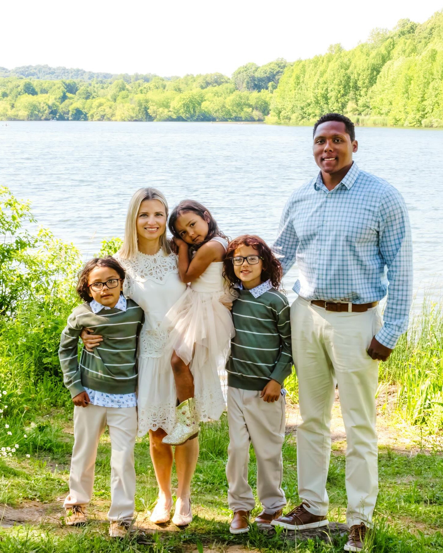 Love my crew 💕 🙏 

#familyphotos #blessed #petitemom #momlife #familyof5 my crew thesweetestmoments makingmemories