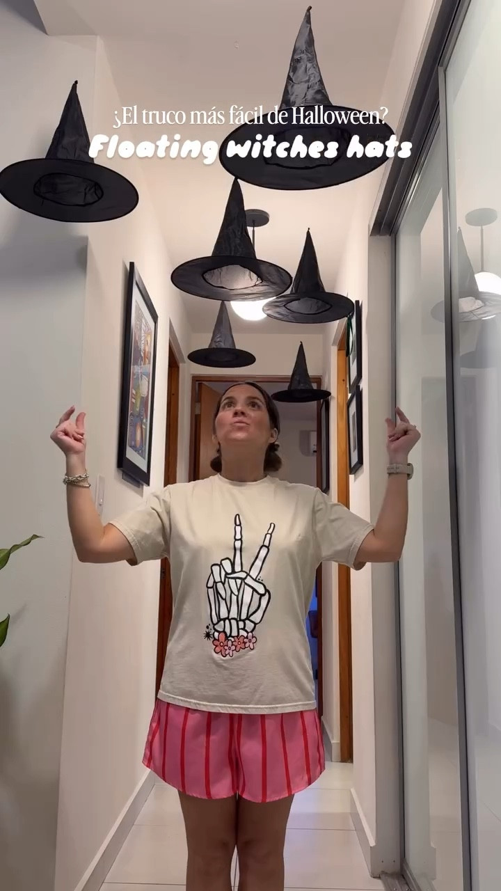 🎃 Seguimos con la decoración de Halloween en casa y este pasillo ya está tomando vida 👻✨ ¡Mis icónicos floating witches hats! 🧙🏻‍♀️
Es tradición todos los años porque son fáciles de hacer, económicos y le dan tanta personalidad a cualquier pasillo.
No falla: cada vez que los ponemos, se convierten en el detalle favorito de todos 🎃💜

#HalloweenDecor #DIYHalloween #FloatingHats #SpookySeason