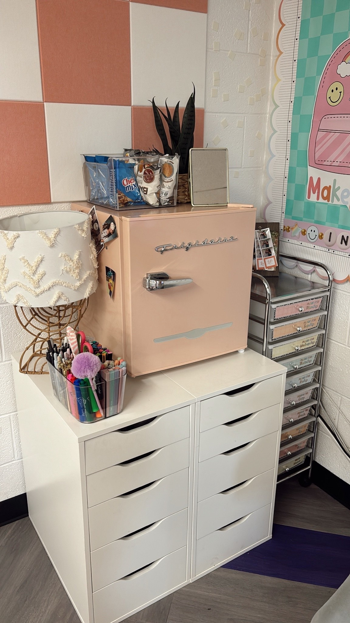 My teacher desk essentials!!