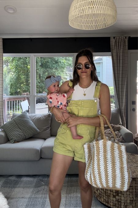 breastfeeding friendly momfit!🍋‍🟩🥭💞

I am 5’7” and 6-8 and wearing a medium overalls and tank!