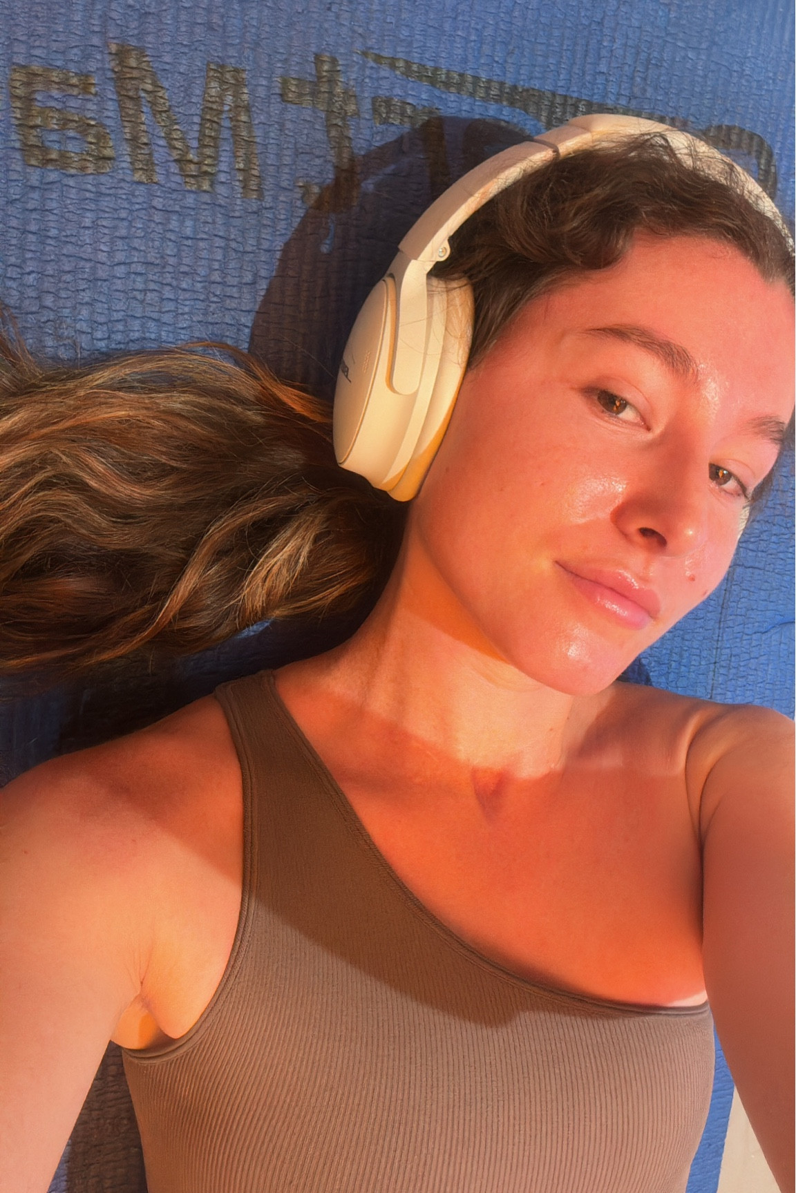 Can confirm, these headphones stay on perfectly while running 🙌🏼 the best over-ear headphones I’ve ever had. And on sale!! 
#ltkfitness #headphones #runningheadphones #boseheadphones #bose #workoutheadphones #gymheadphones 
