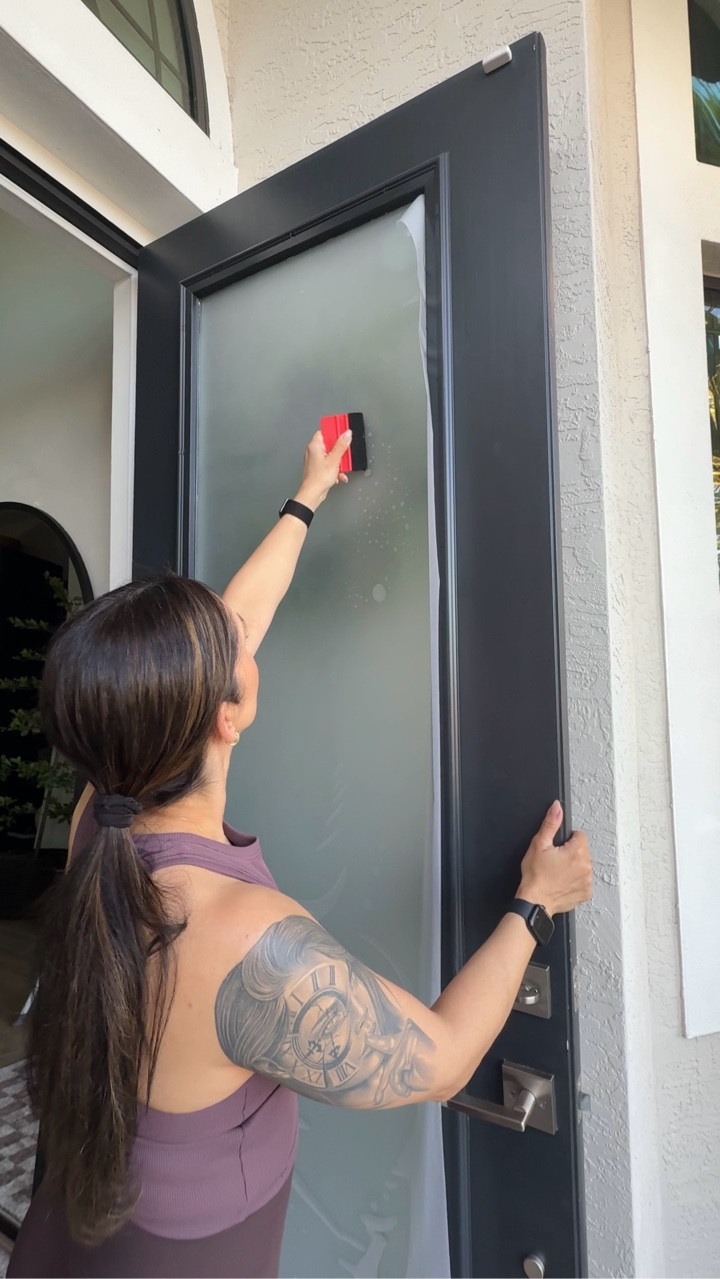 Este Window privacy fill de @rabbitgoo_home es casi mágico, fácil de instalar y de quitar, no necesita pegamento solo agua y lo mejor el precio no lo vas a creer, y si usas el código RABBITGOO15 te llevas un 15% adicional del 24 de Febrero al 31 de Marzo, esto aplica para todos los tamaños de blanco puro y mate 😉



#LTKHome