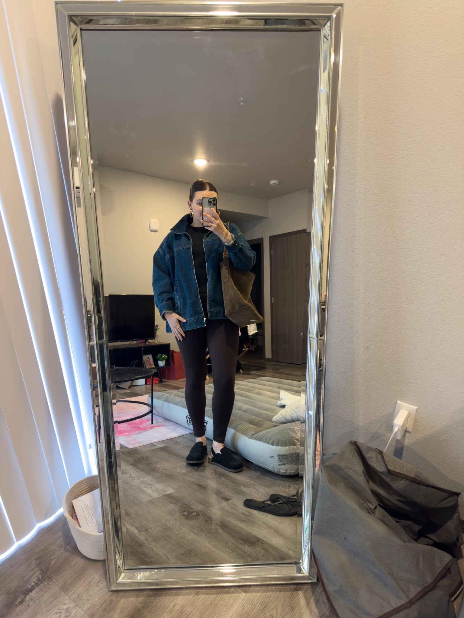 What I wore to get a massage! Sometimes leggings and clogs are the move 😆

I’m wearing a size 8 jacket, M tee, size L leggings and size 9 clogs

#LTKSeasonal #LTKMidsize #LTKFindsUnder100