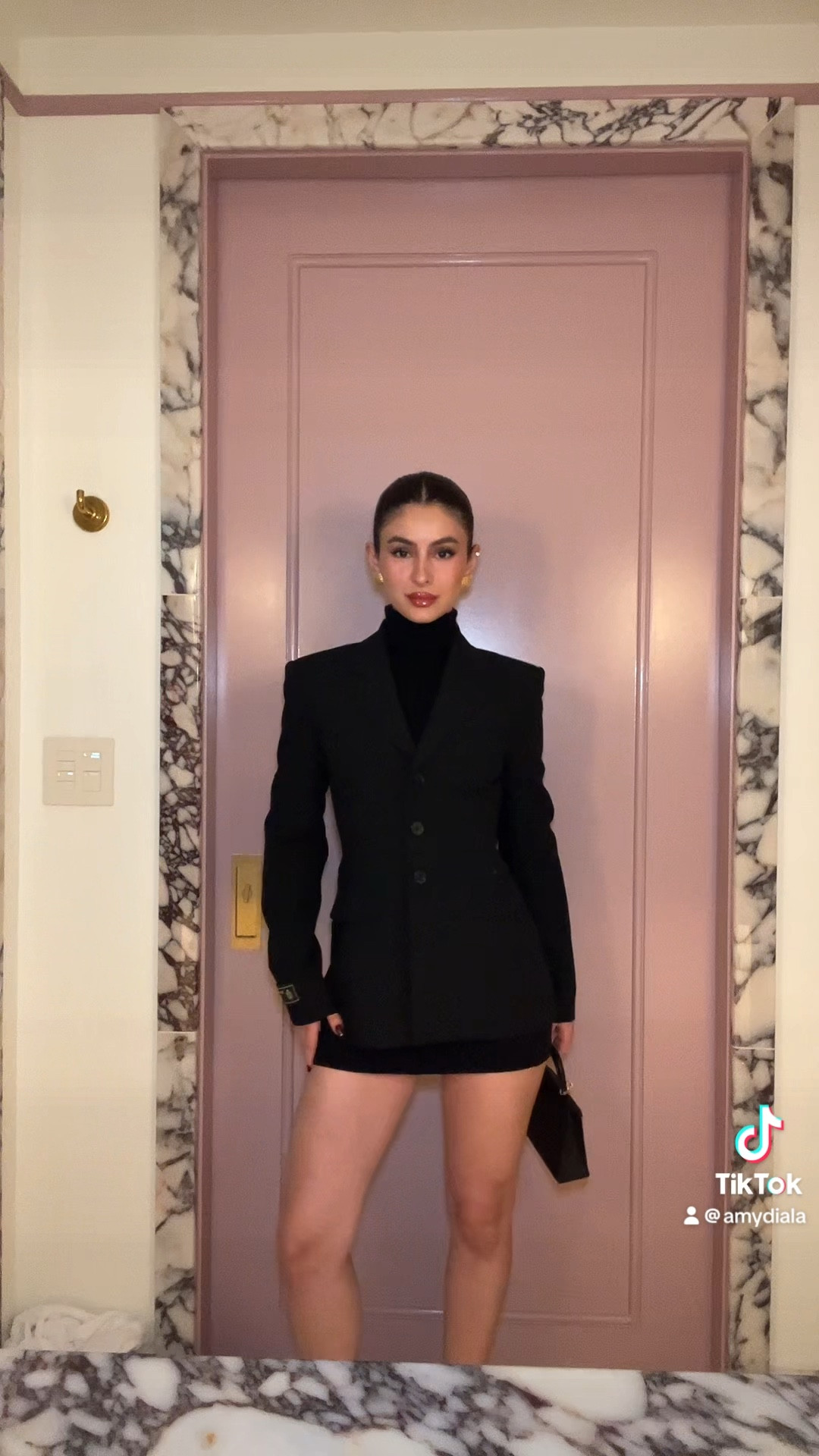 Fall ootd ootn all black outfit
Blazer - aritzia
Turtleneck- frankies bikinis
Skort - frankies bikinis
Heels - Valentino
Bag - hermes
Earrings - emma pills


#LTKHoliday #LTKStyleTip #LTKSeasonal