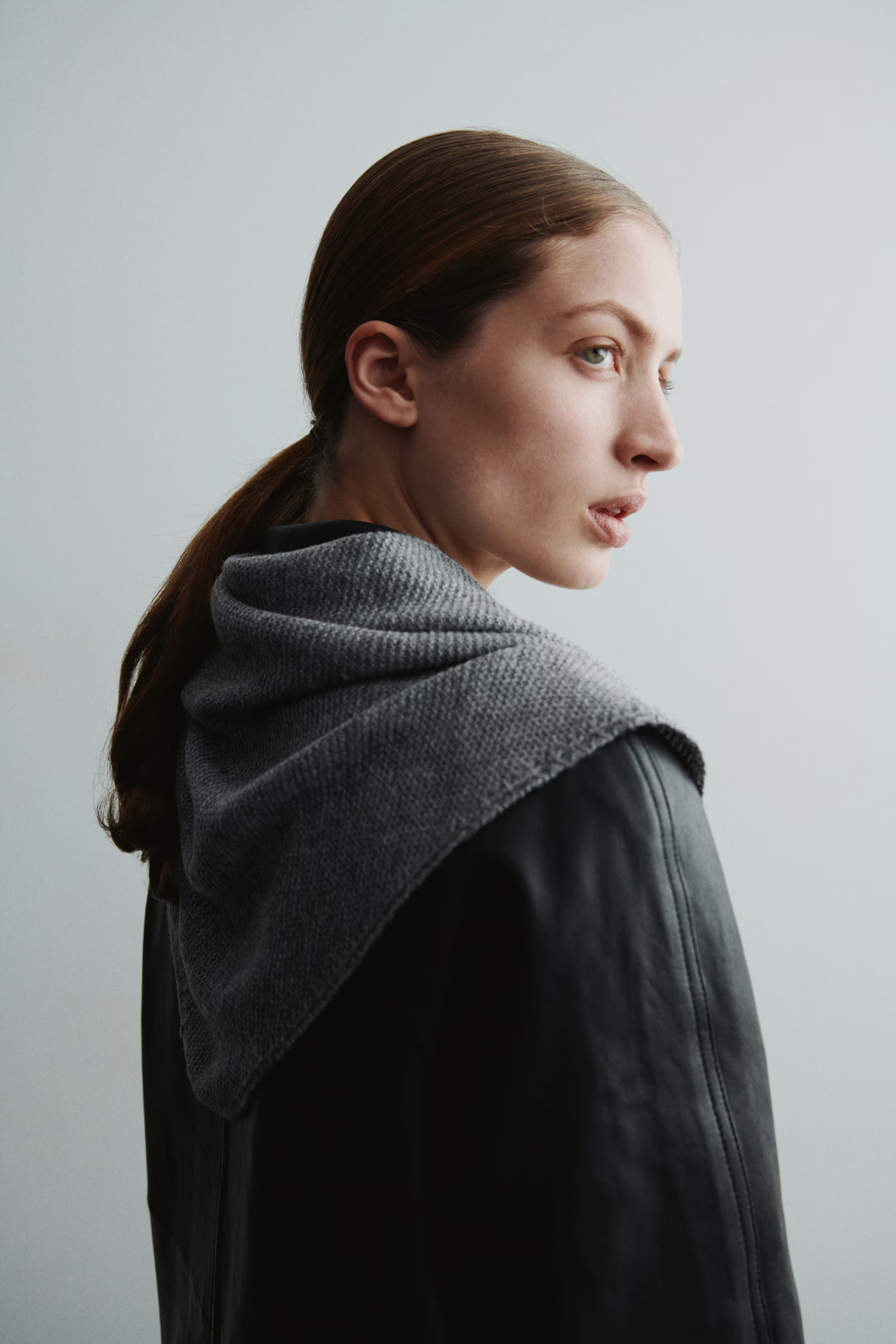 Garter-stitched triangle scarf | H&M (US + CA)