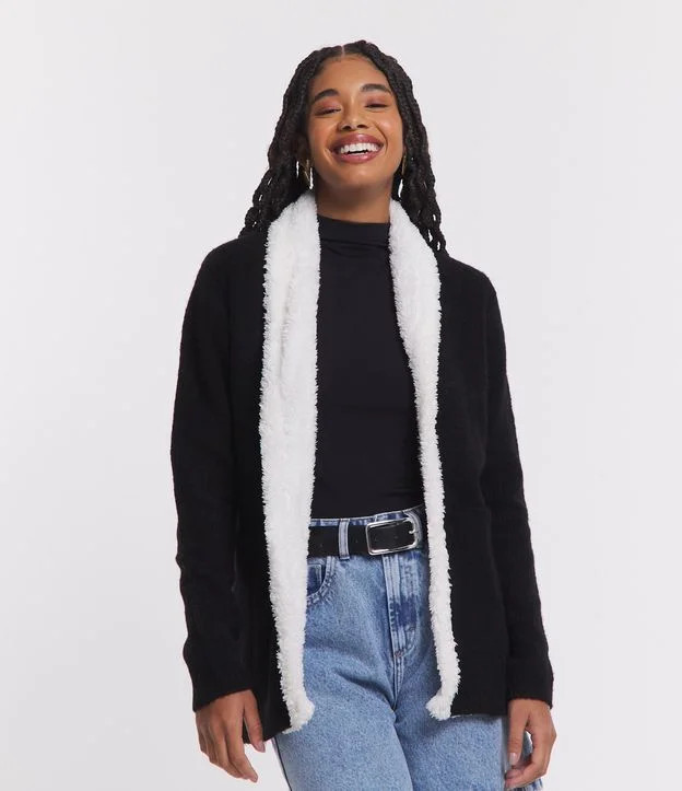 Casaco Cardigan Alongado em Tricô com Gola de Pelinhos e Bolsos Preto 1 | Renner (BR)