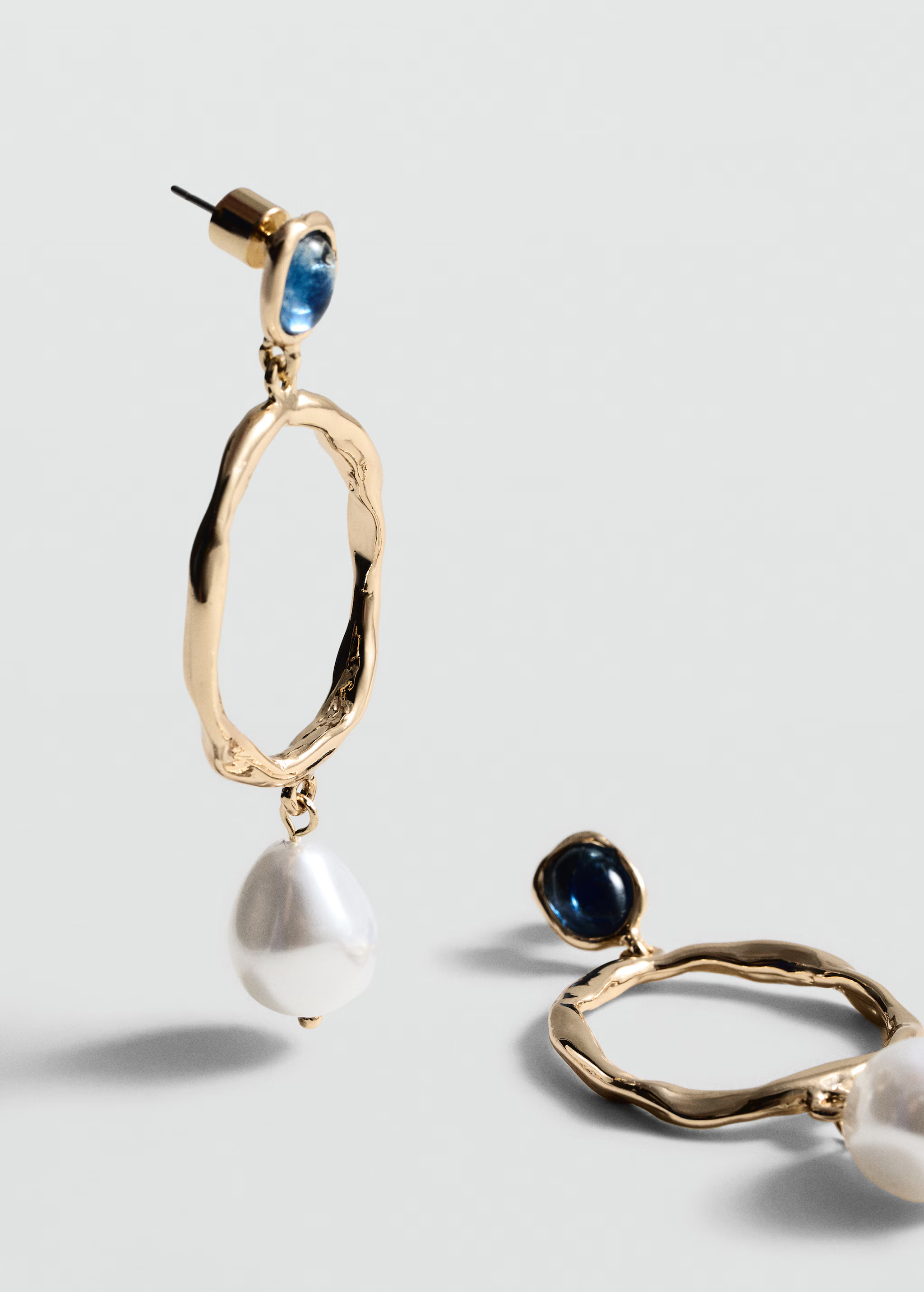 Perfect for serving appetizers, drinks or as a decorative element, this tray is both functional a... | MANGO (UK)