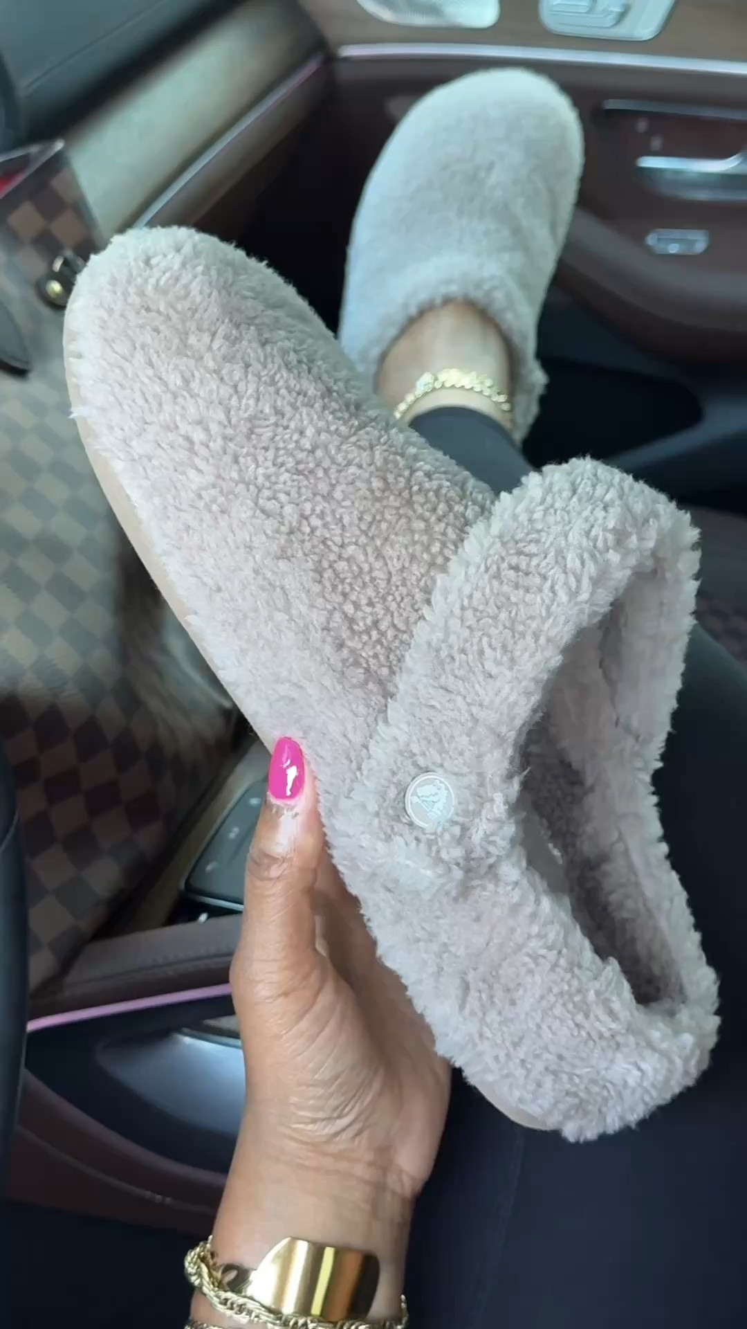 These Crocs Classic Cozy slippers are perfect for cozy fall days. 🍂🍁