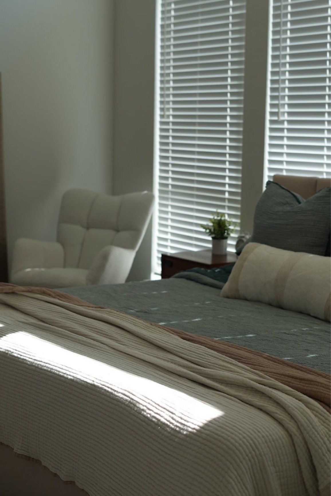 A Sunday bedroom reset. I don’t know about yall but keep our bedroom organized as new parents is tough lol 
 #bedroomreset