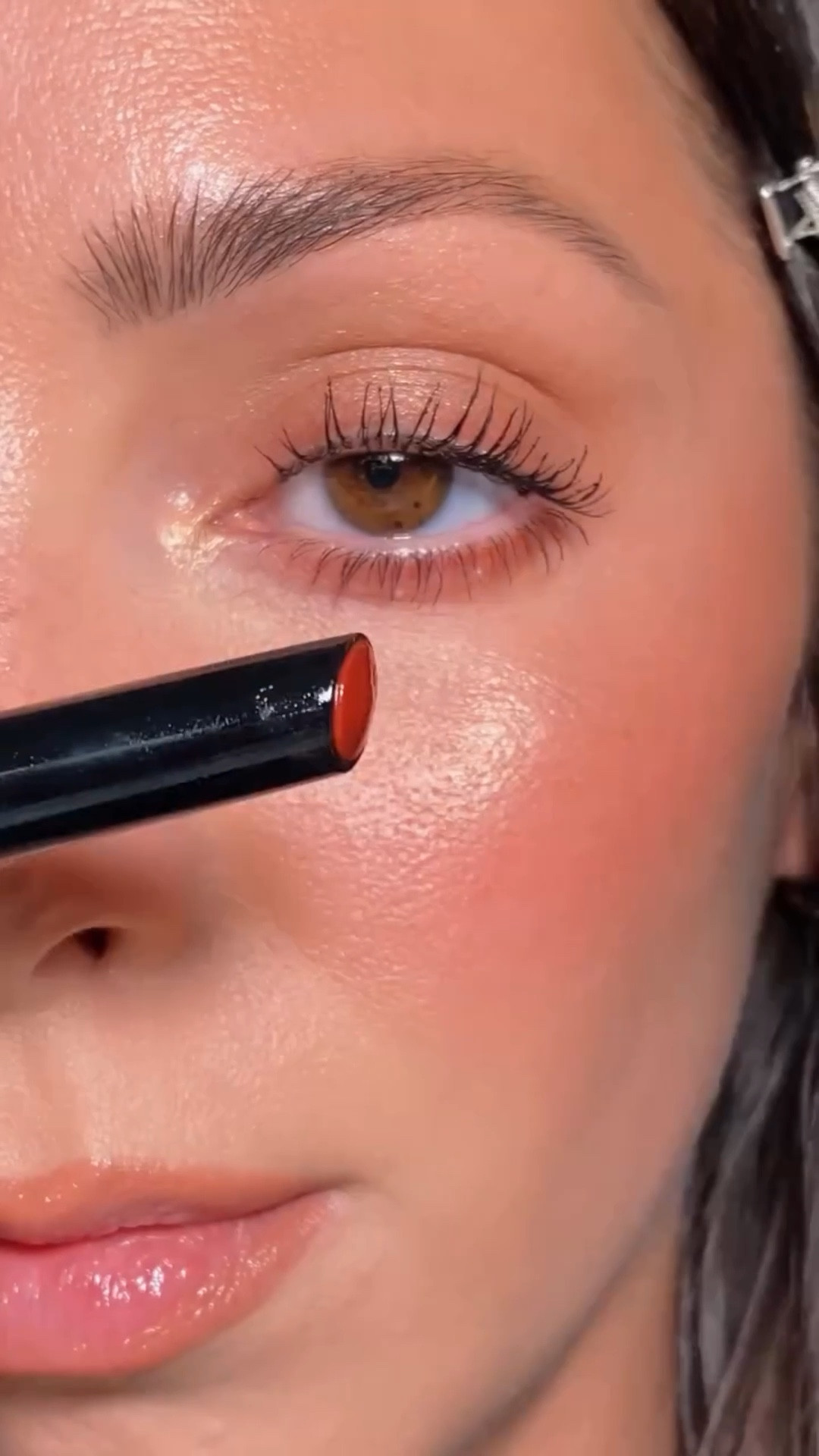 warm candle lit glow soft glam makeup for December ✨ see any of your makeup favorites? hourglass can do no wrong in my opinion 🫶🏼 

comment “makeup” and I’ll send you a message with the exact product details ✨

soft glam, hourglass palette, highlighter, winter makeup, skin tint, natural makeup, blush, glowy makeup, makeup inspo