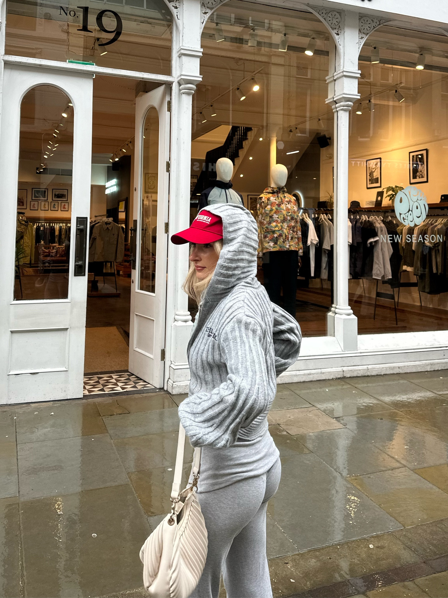 Grey knit leggings lounge set

Flare leggings
Knit hoodie 
Skims dupe
#flarepants #loungewear #knitwear