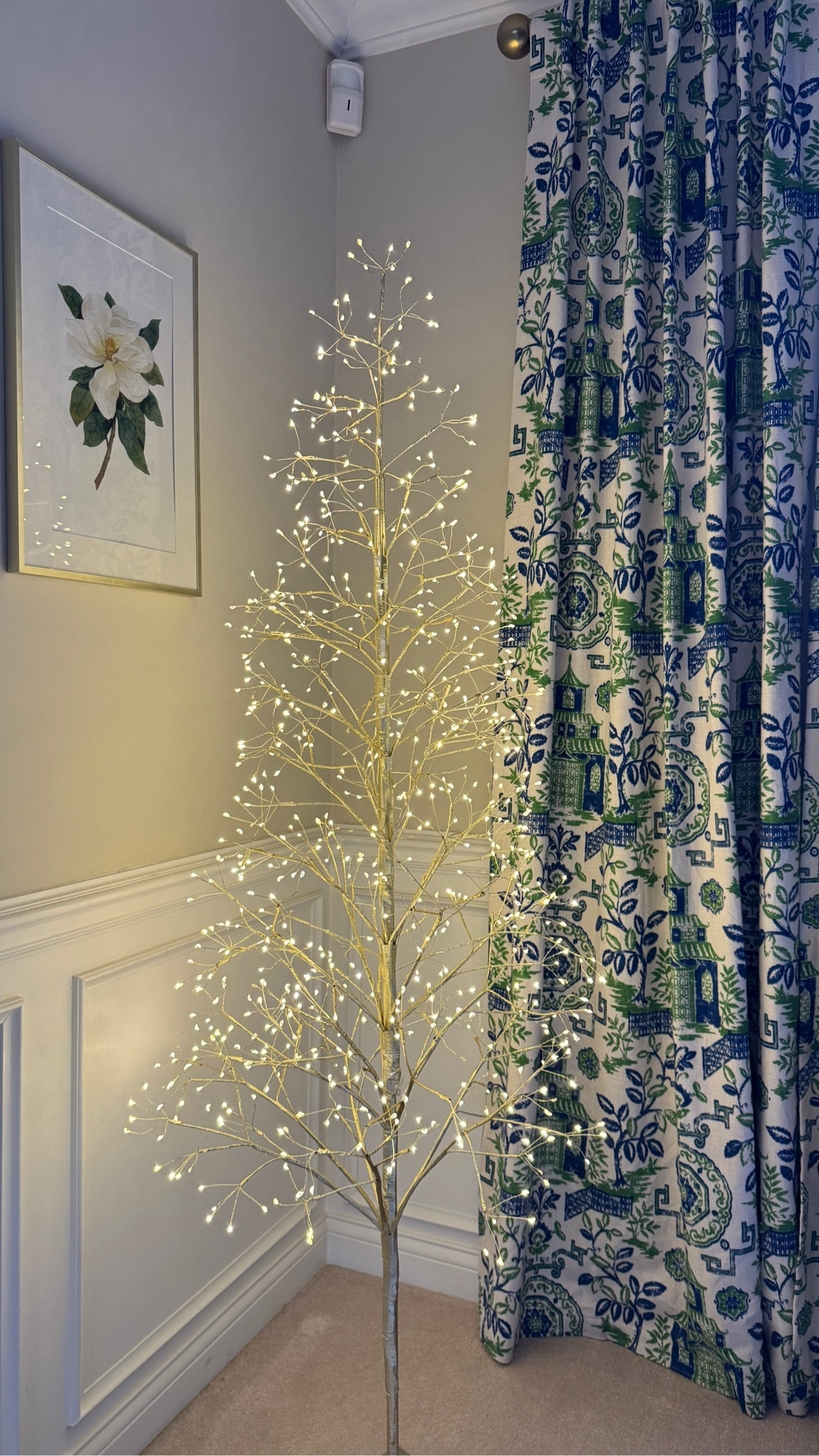 This twinkling tree is bright and festive and comes in 4, 5, and 6 foot heights. This is the 6 foot version and is under $60 

#LTKSeasonal #LTKHome