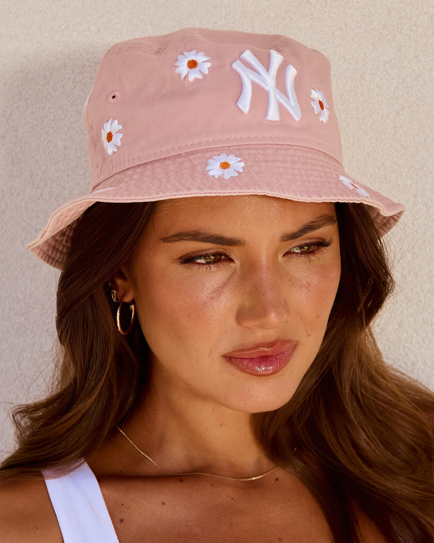 New Era Women's New York Yankees Bucket Hat in Pink Rouge/White Size Medium/Large | City Beach (US)