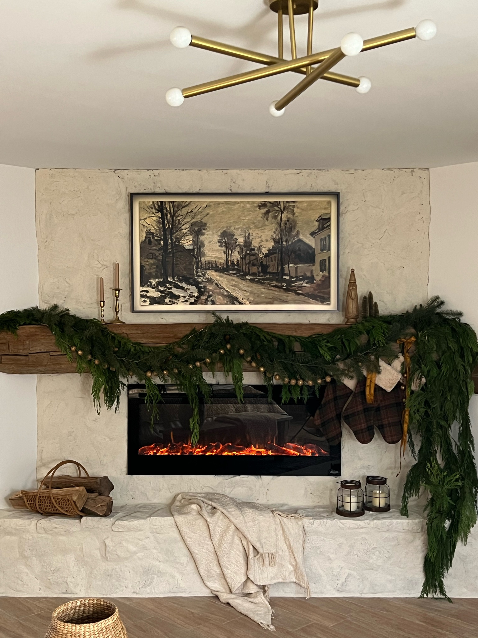 A cozy Christmas fireplace 🔥☺️

#LTKHoliday #LTKhome #LTKSeasonal