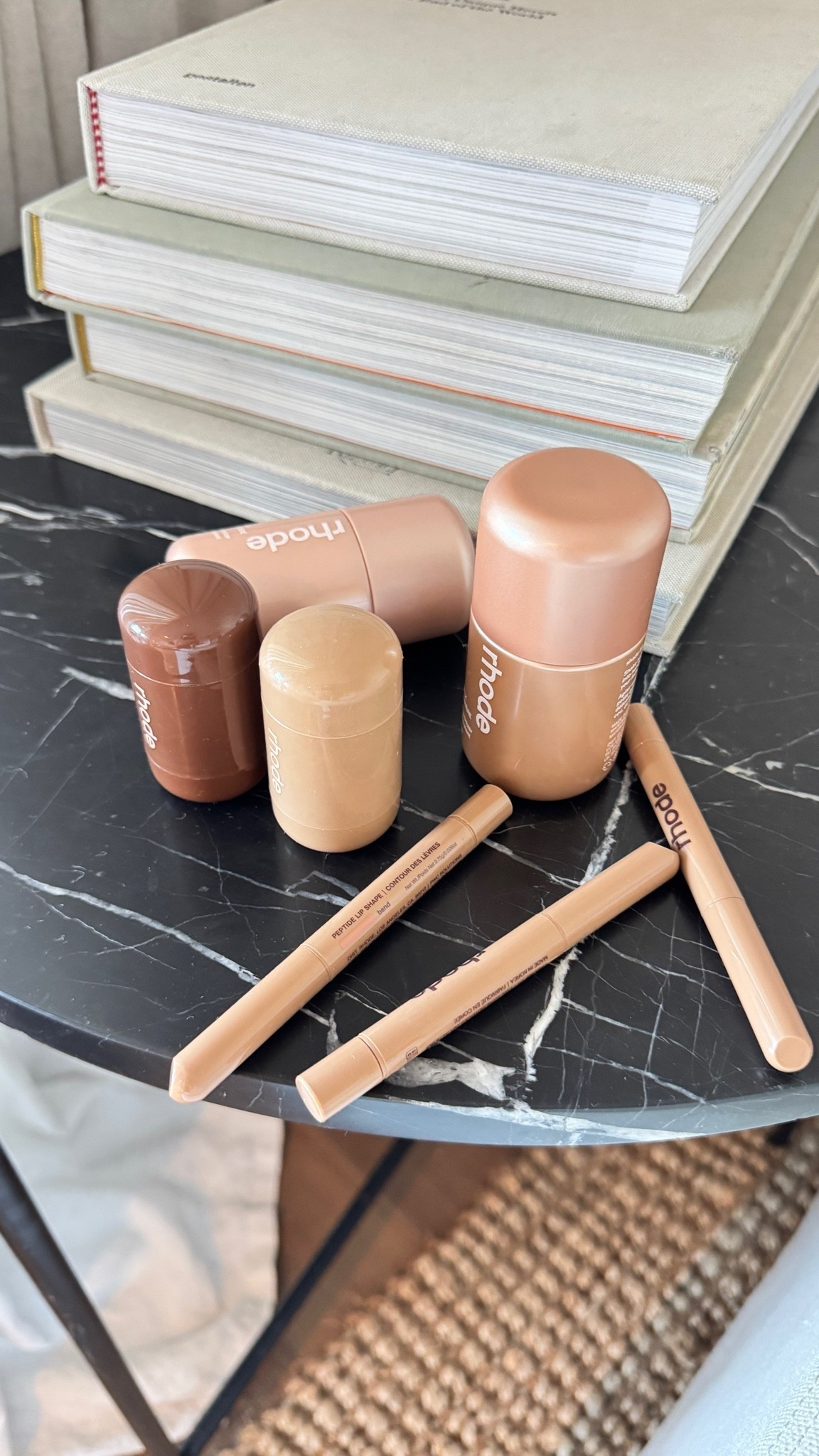 Rhode favs 

Been using these fave products for 2 months now and I gotta say I really have been loving them. 
Especially the highlight milks so good ! 
Bronzer shade sunbed
Blush -sun soak 
Liners shades - balance , twist , stretch