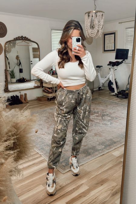 Todays mom drop off #ootd 

Camo sweatpants joggers 
Casual outfit
Nike outfit 

#LTKstyletip #LTKSeasonal