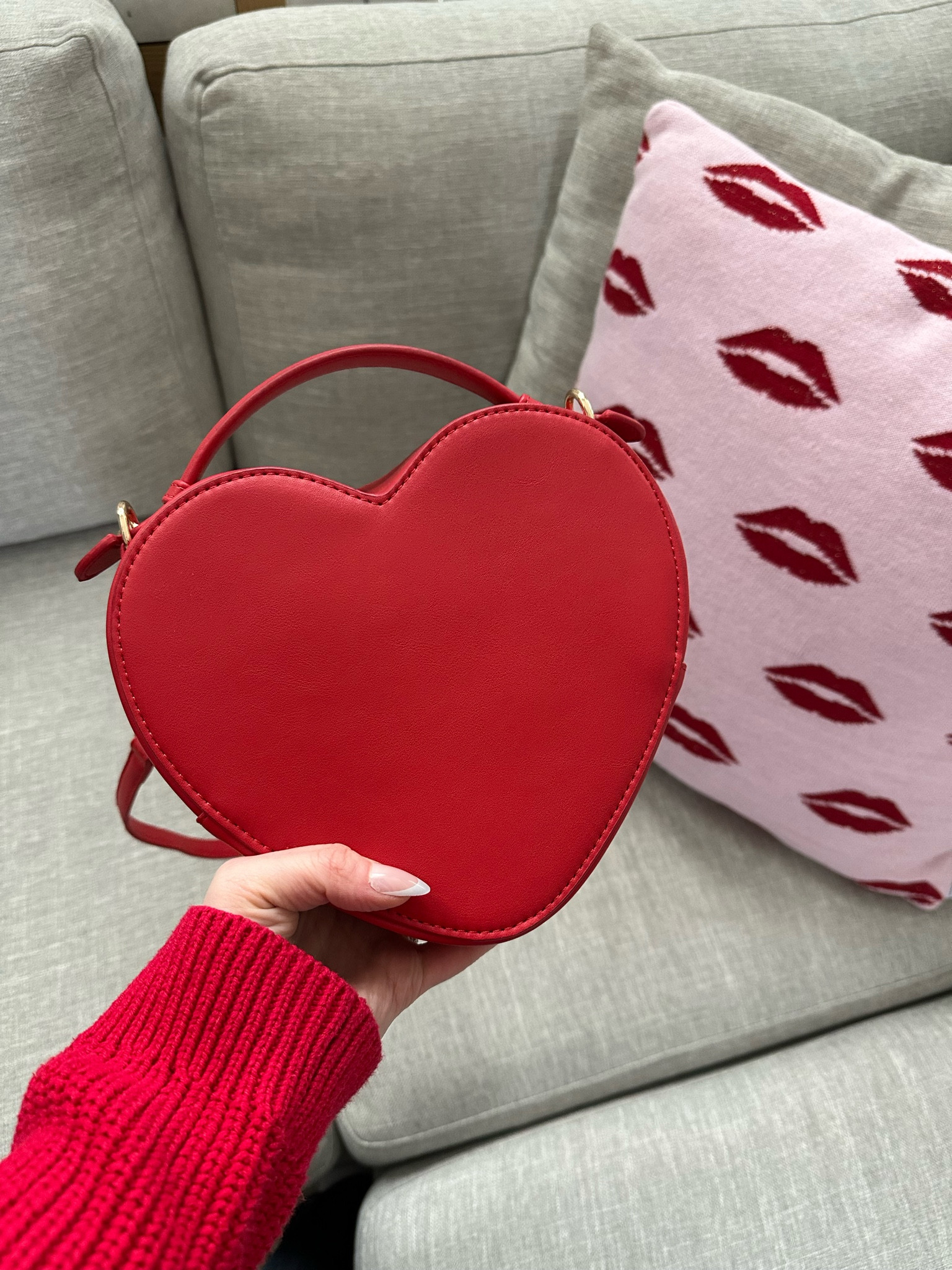 Heart purse 

#LTKcanada #LTKpartywear #LTKstyletip