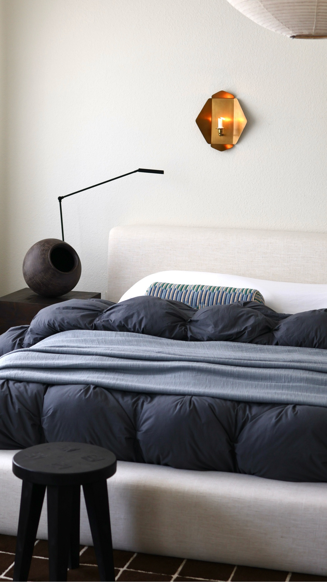 Breakfast hits differently when your bedroom is dark and moody 🫐

#bedroominspo #breakfastinbed #luxurybedding #japandi #slowliving