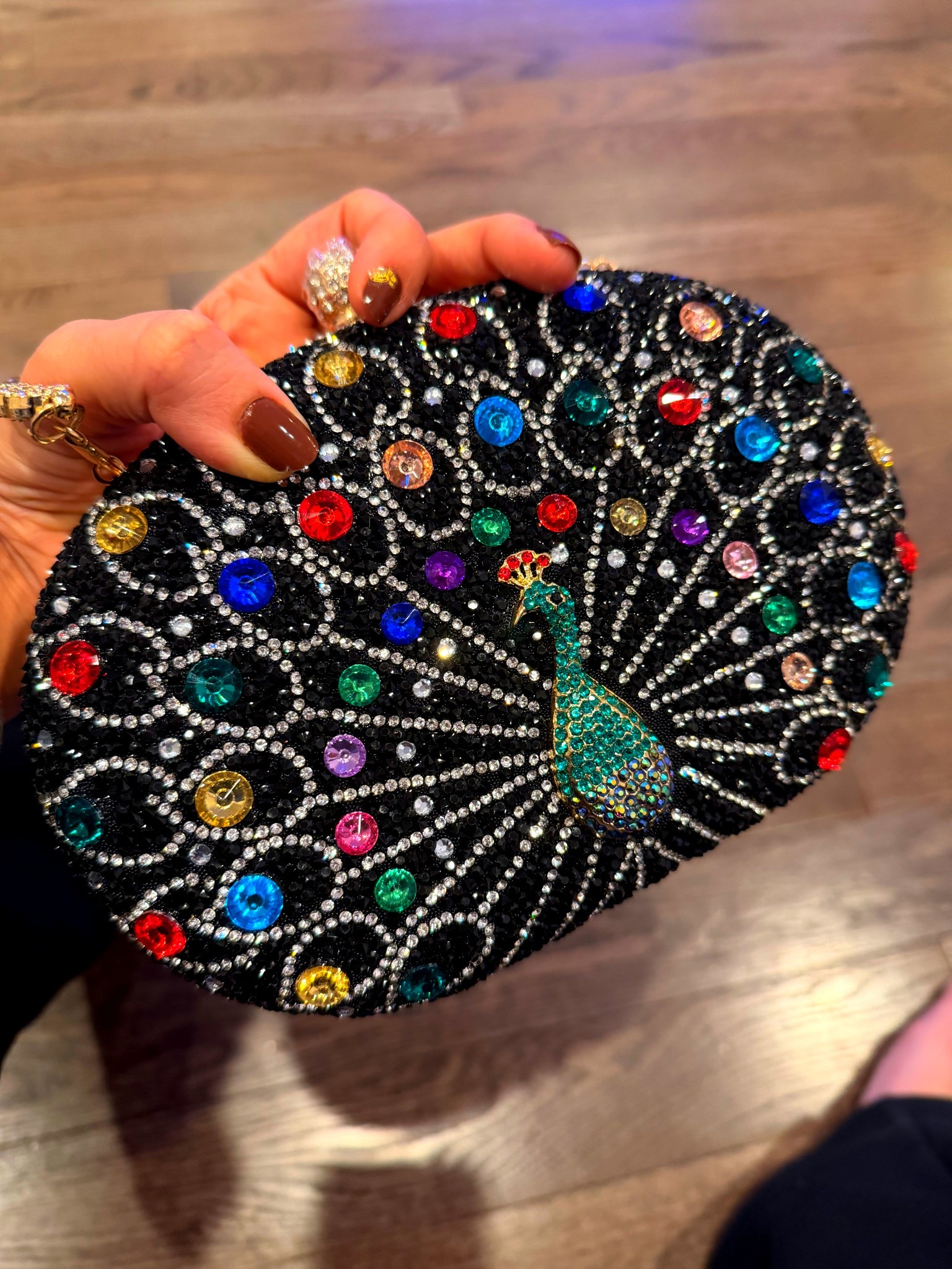 Meet your new party partner 💃 — all the sparkle, all the glam! Rhinestone + peacock pattern = instant show-stopper. Just waiting for spring like… Where are you, sunshine? 🌞

Sparkling rhinestone exterior with a peacock-inspired crystal pattern — super eye-catching and glamorous.

Tag a friend who NEEDS this rhinestone clutch in their life ✨👇

#BagLover
#FashionFinds
#StatementBag
#ChicAccessories
#StyleEssentials

#LTKValentine #LTKgrwm #LTKmomlife