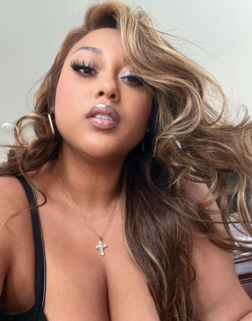 Honey blonde wig 26 inches 

#LTKBeauty #LTKMidsize #LTKPlusSize