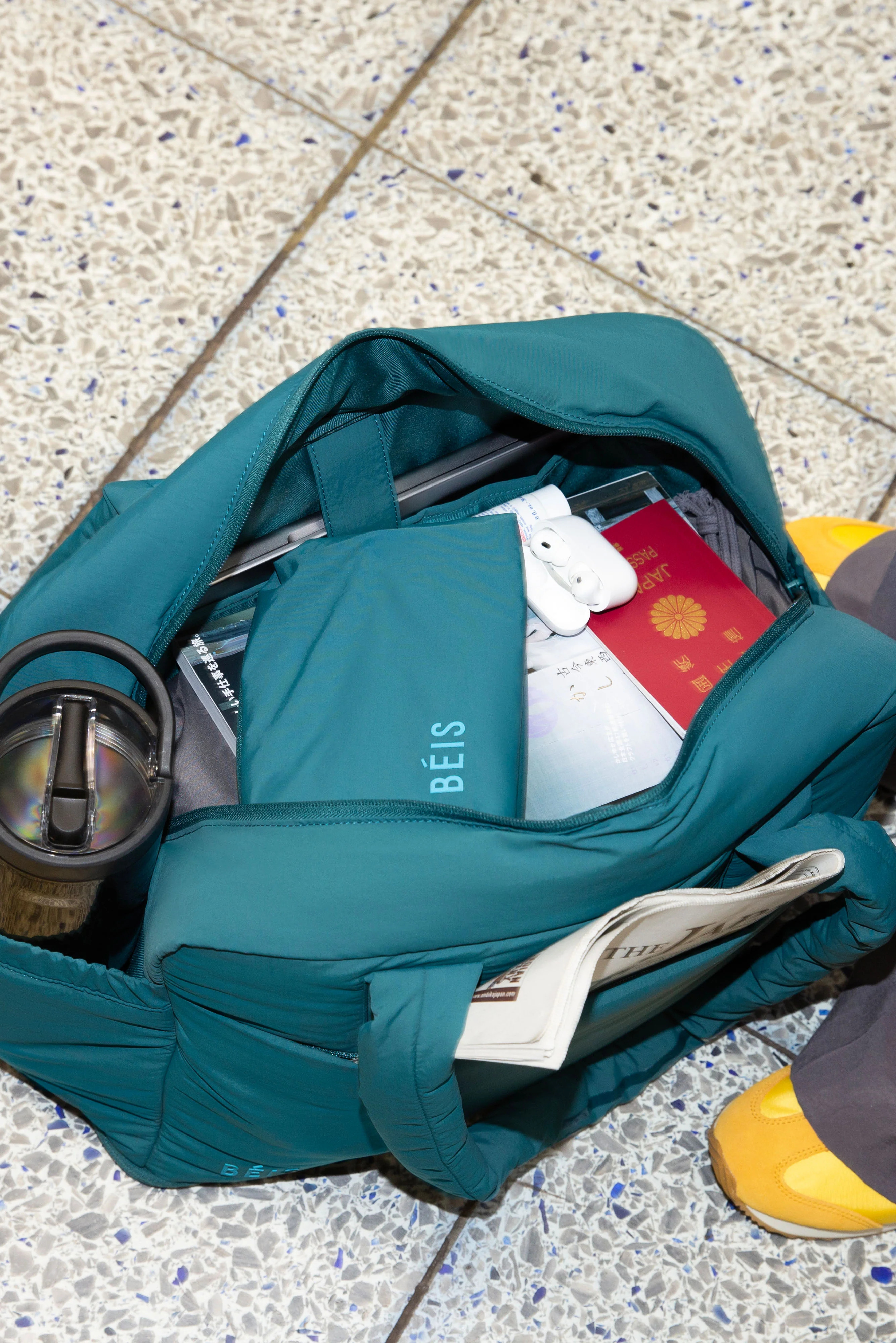 The Air Duffle 
                in Black | BEIS