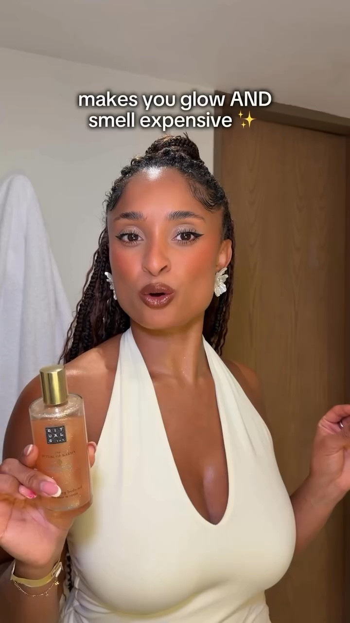This body glow is MY FAV!! Glowy, not sticky, lasts all night (even stays on till the next day), not greasy and smells GORGEOUS!! ✨✨✨✨

Used it everyday on my holidays & would definitely recommend!

It’s the @ritualscosmetics body shimmer oil 

 #bodyoil #rituals #ritualsbodyshimmer #glowyskin #bodycare