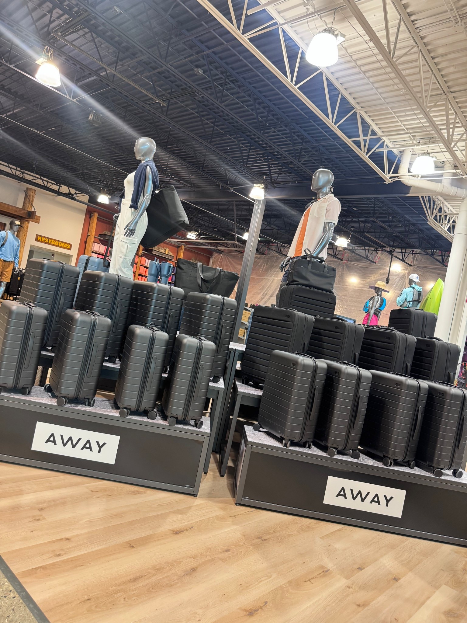 The Away carry-on definitely looks and feels durable - time for a luggage upgrade? 

Will make a great gift for the holidays! 😉

#travel #luggage #away #travelessentials #travelmusthave #xojalonda

#LTKOver40 #LTKTravel #LTKGiftGuide