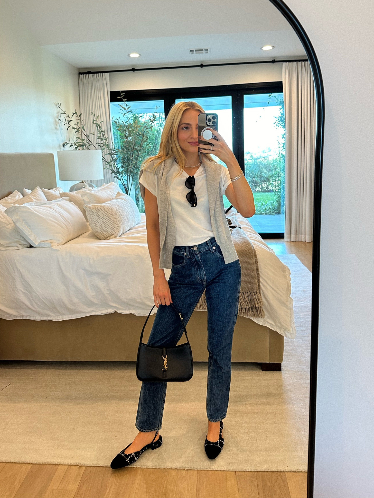 Today’s OOTD for errands! This is a great staple white tee (I sized up and took a size small and love the looser relaxed fit). 

Sizes worn here:
Tee - Small (true to size but I like the fit of small)
Jeans - 24 (true to size, they feel rigid first couple wears then break in perfectly)
Sweater - XS (true to size)

#LTKitbag #LTKshoecrush #LTKstyletip