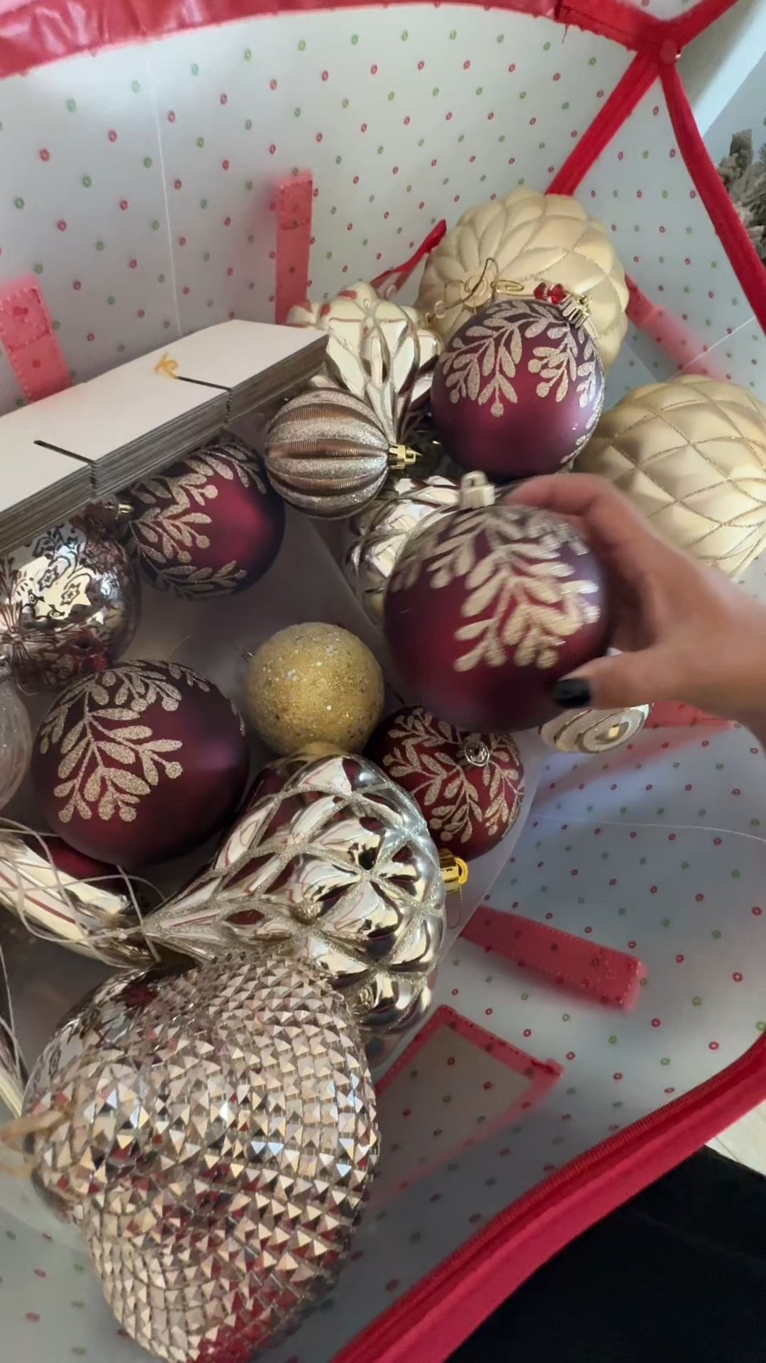 Decorating hits different when you have Santa’s littlest helper calling the shots 🎄✨
At one point I asked, “¿Quedó bien?” and his confident “SÍ!” made my whole day.
These tiny moments ARE the Christmas magic.

Our tree is from @kingofchristmas — the perfect backdrop for memories like this.
#ad #gifted #kingofchristmas // Decorar el arbolito se siente especial cuando tienes al ayudante más pequeño de Santa a tu lado 🎄✨
Le pregunté “¿Quedó bien?” y su “¡SÍ!” me derritió el corazón.
Momentos así son la verdadera magia de la Navidad.
Shop via the link on my LTK! //Compra via el enlace en la aplicación LTK! 


#LTKHoliday #LTKFamily #LTKHome