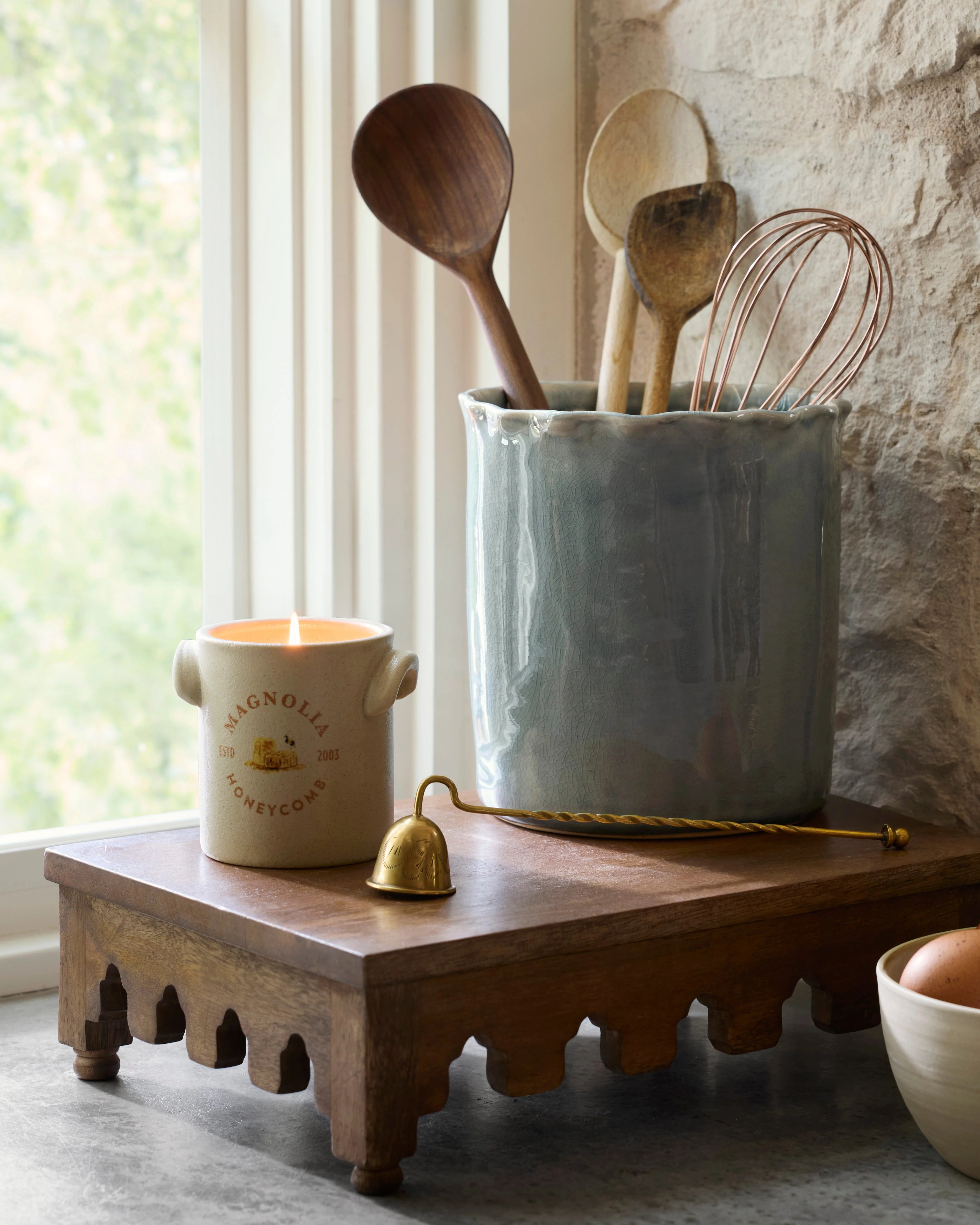 Archie Scalloped Wooden Riser | Magnolia