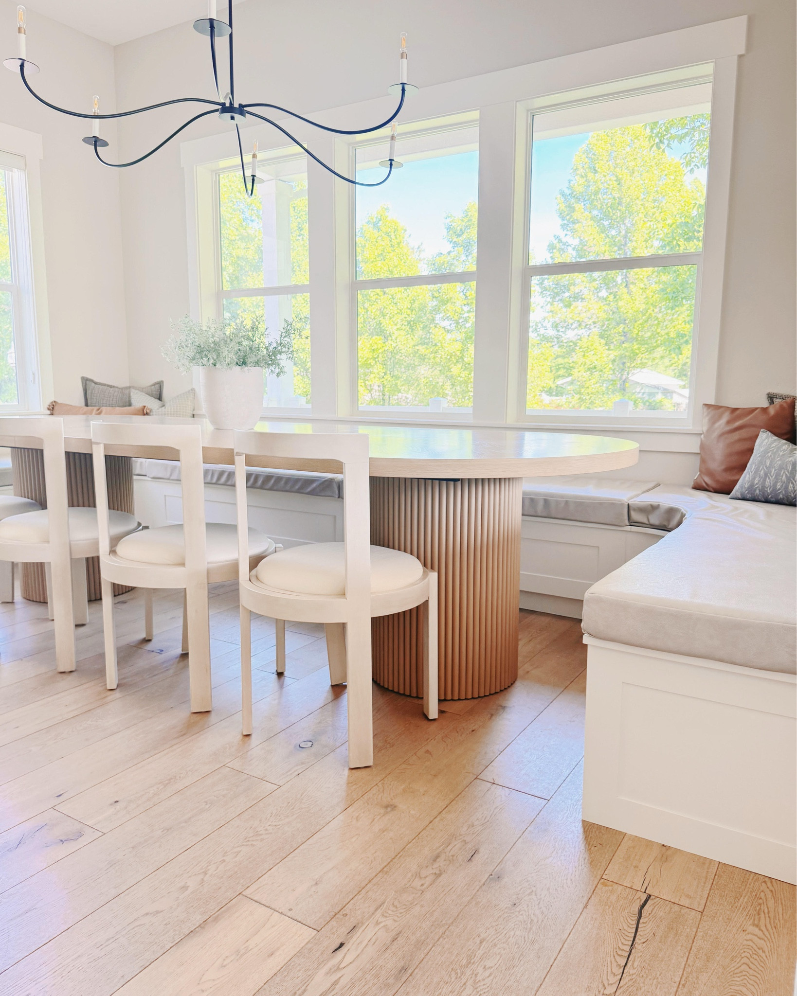 Wayfair deals are here! Linked all my favorites from this kitchen Adam did. He built out the custome bench that wraps the windows and all the kitchen cabinets but this table is from @wayfair and it’s a stunner  ❤️❤️
