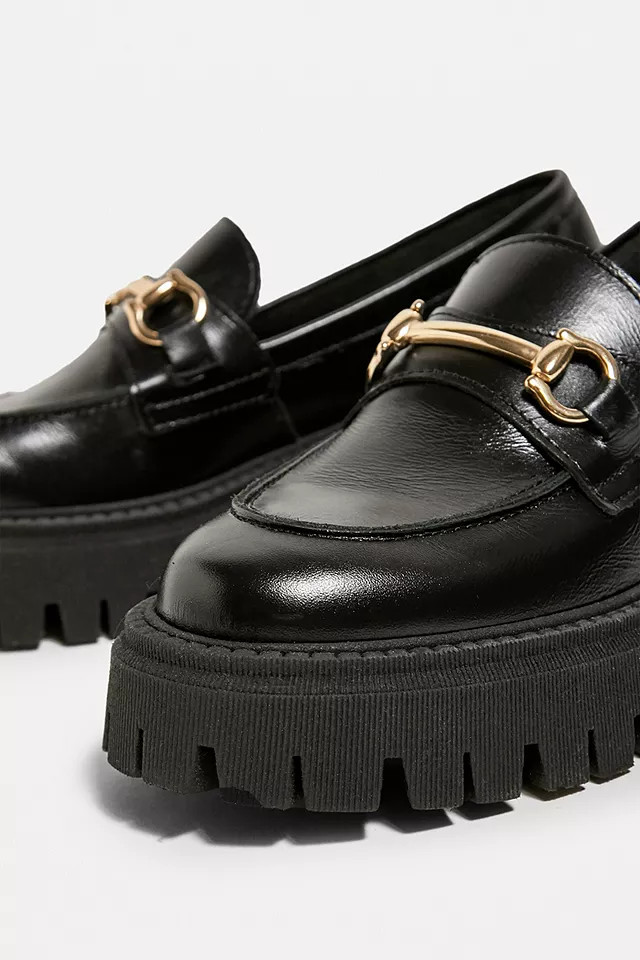 UO – Lederhalbschuhe „Cleo“ in Schwarz mit robuster Sohle | Urban Outfitters (EU)