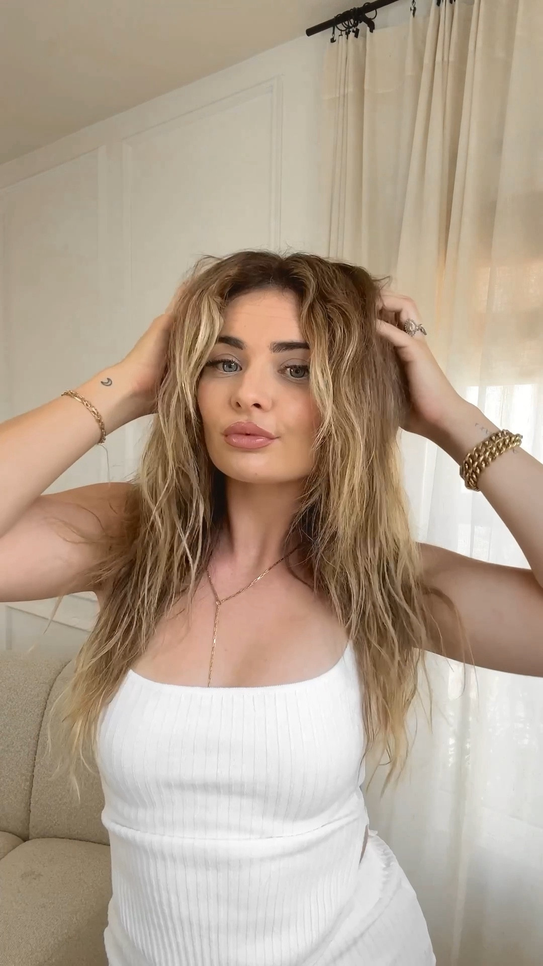 〰 Be ready in 10… wavy hair edition! 〰
I’m done fighting my natural texture, so I’ve been on the hunt for a product that will help me dial in my messy bun routine. I added the @nakerybeauty Bombshell Burst Styling Foam by @lizfolce to my lineup, and it’s made all the difference. It plumps up my strands and adds texture + grip, making it easier to style.🤍

#NakeryBeauty #BombshellBurst