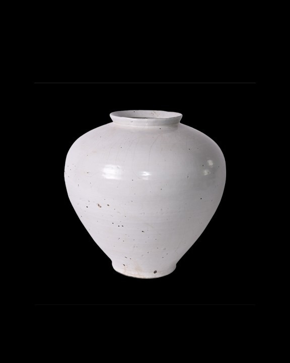 POLISHED WHITE CERAMIC VASE | Off-White Palette