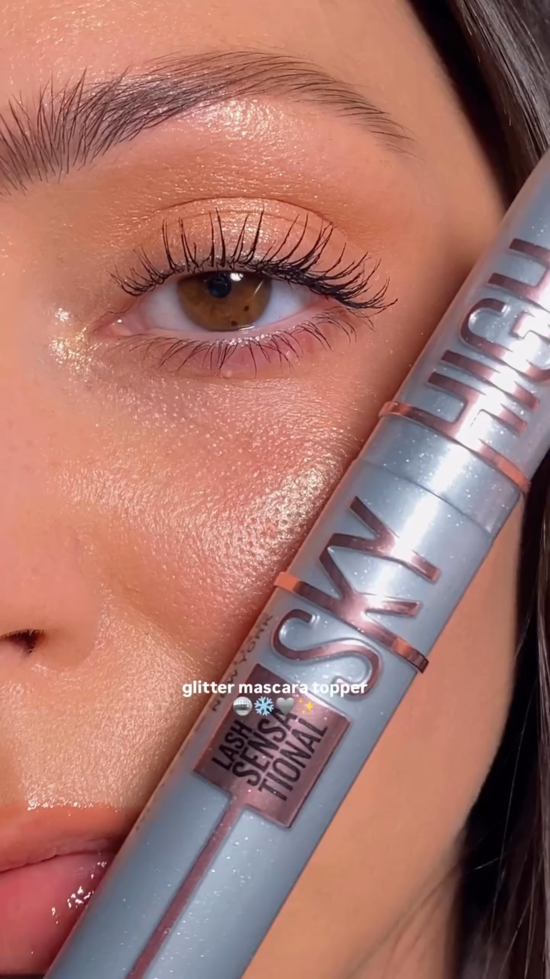 add an extra sparkle to your eyes ❄️✨ maybelline sky high top coat mascara in space diamond 🪩 

comment glitter if you’d like the info sent to you!

#mascara #glitterlashes nye makeup, party makeup, christmas makeup, sparkle, beauty tips, glitter eyes
