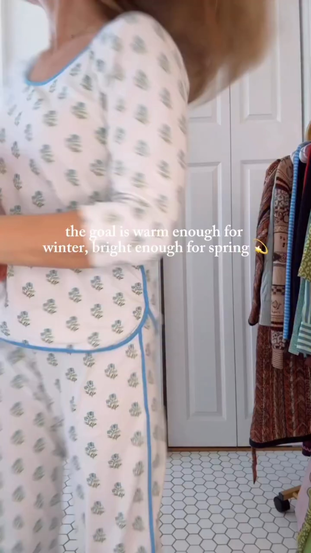 the moment I saw these jeans, I couldn’t quit thinking about them so here they are, in my wardrobe. 💫 I am SO READY FOR SPRING. 👏🏼👏🏼 

comment SHOP gets you the details!! 🤭〰️ 

#rtrpartner #rtrmuse 

Mom outfit | colorful | ootd | spring outfit