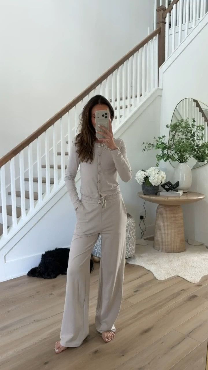 I'm wearing size S in pants. Vuori 20% off for new email customers code ANNA20NEW.

#LTKSaleAlert #LTKOver40 #LTKActive
