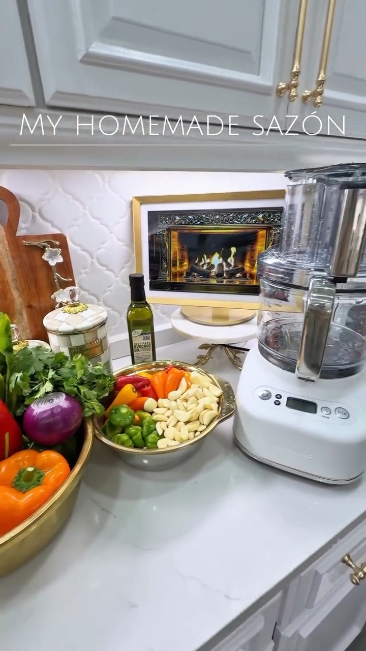 Every Latina kitchen has its own sazón and this is mine 🫑🌶️🌿 This is the homemade flavor base I use for many of my dishes. Fresh herbs, garlic, peppers, and onions all blended together to create that rich flavor that makes our food taste like home.
⚜️I do not always make it exactly the same. Sometimes I add cubanero peppers, sometimes more red bell pepper for color, and sometimes I simply use what I have in my kitchen that day.
⚜️I love using Breville chopper to get this thick texture. I keep some in the refrigerator for the week and freeze the rest so it is always ready when I cook. If you want the full recipe just comment RECIPE and I will share it with you.
🤍 Do you keep homemade sazón in your fridge or do you make it fresh every time?
.
.
.
#homemade #latina #latinacontentcreator #homemadeflavors #flavor 

Video Description:
homemade sazón recipe, latina cooking, homemade seasoning base, natural flavor base, culantro cilantro seasoning, garlic pepper seasoning, latin kitchen cooking, from scratch cooking, cooking prep routine, kitchen prep video, Breville chopper, Breville kitchen appliance, aesthetic kitchen cooking, homemade cooking base, flavorful home cooking