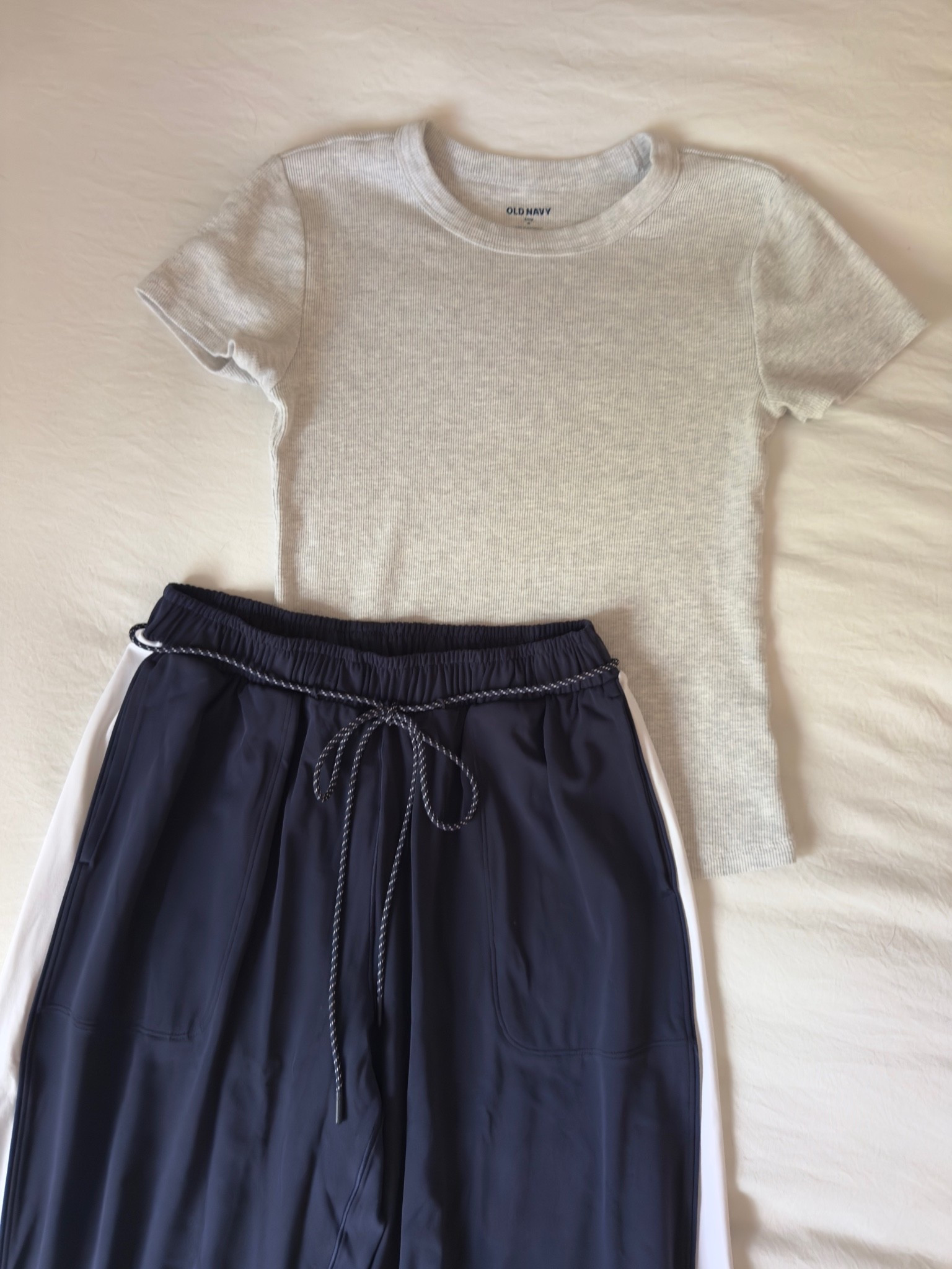 Comfy walk outfit 💙

#navyblue #aerie #sweatpants #summer #comfy #casual #outfitinspo #ideas #offlinebyaerie #trackpants