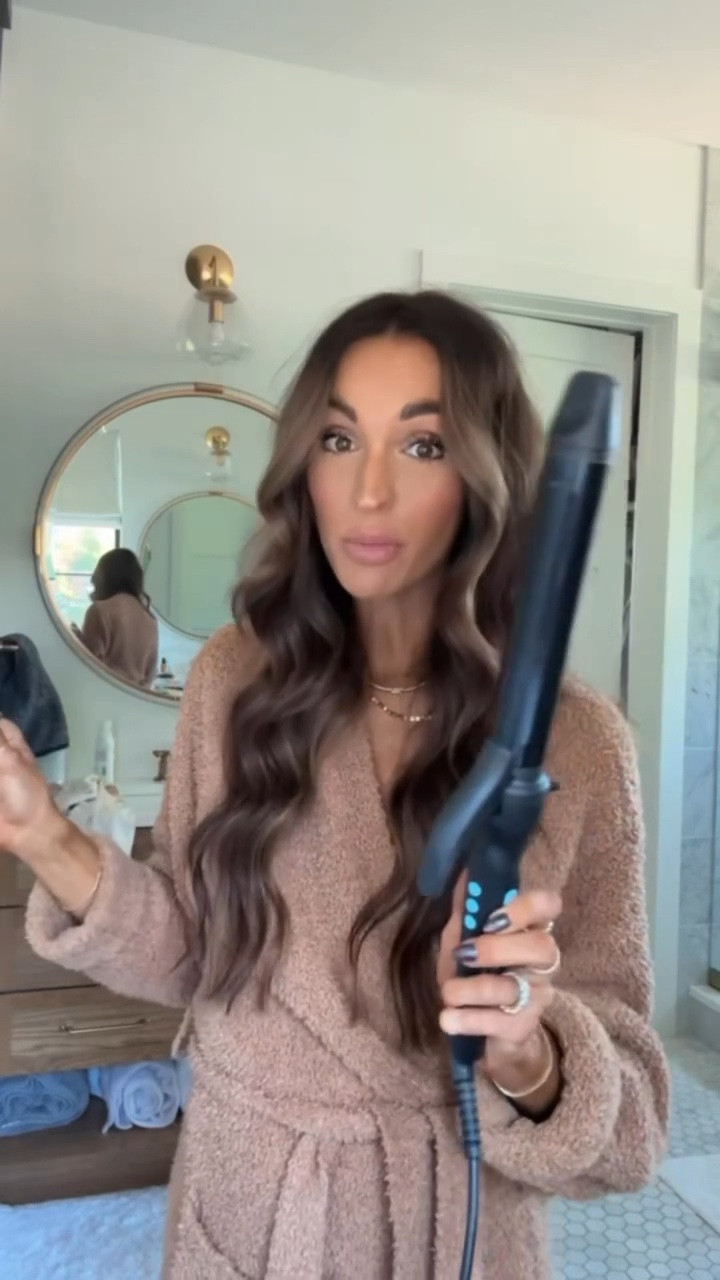 how i have been loving curling my hair lately! 💕


#hairtutorial #curlingiron #beautytip #haircare #curls

#LTKBeauty