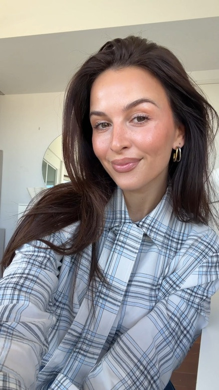 Shades:
Base: Armani 5.25
Glow: 902
Corrector: Charlotte tilbury fair
Bronzing drops: tan line
Blush: tan line
Brows: sold at fluffi beauty 
Bronzer: Nude bronze 04
Liner: revlon 006
Gloss: 430 
Setting powder: dim light