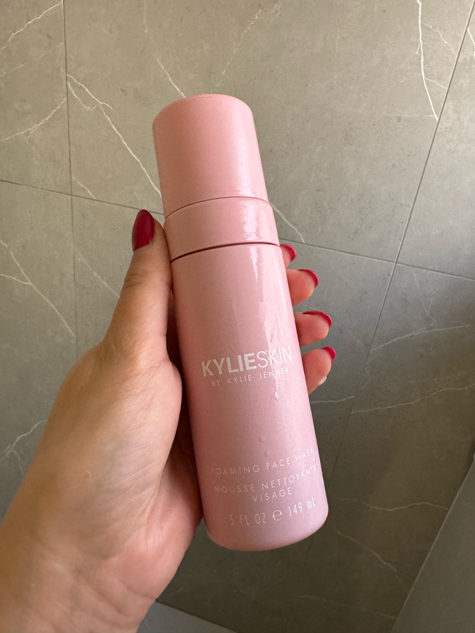 O que deixo no Box: Espuma de Limpeza Facial Kyllie 
Com um pump consigo limpar a pele do rosto. Deixa a pele macia e com a sensação de bem limpa. Sem fragrância. 
O que a marca diz; 
A nossa Espuma de Limpeza Facial limpa suavemente, sem remover a umidade natural da pele. Formulada com glicerina e tensoativos à base de coco, esta espuma indulgente ajuda a remover a sujeira, a oleosidade e a maquiagem da pele, mantendo-a fresca e radiante.

#LTKbrasil #LTKwinter #LTKbeauty