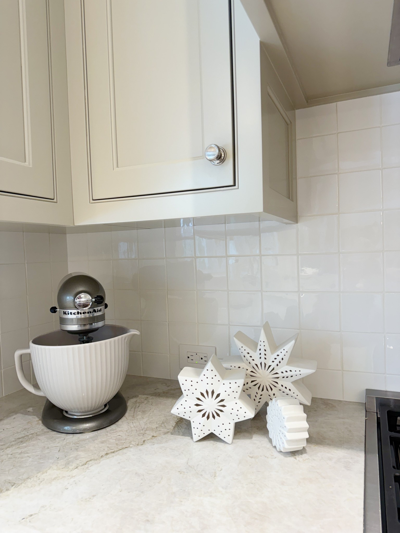 Ann took down all of the Christmas décor and added the prettiest winter touches ❄️ These exact snowflakes are older from Crate & Barrel, but I’m sharing similar options from Amazon so you can recreate the same fresh, wintry look in your own home.

