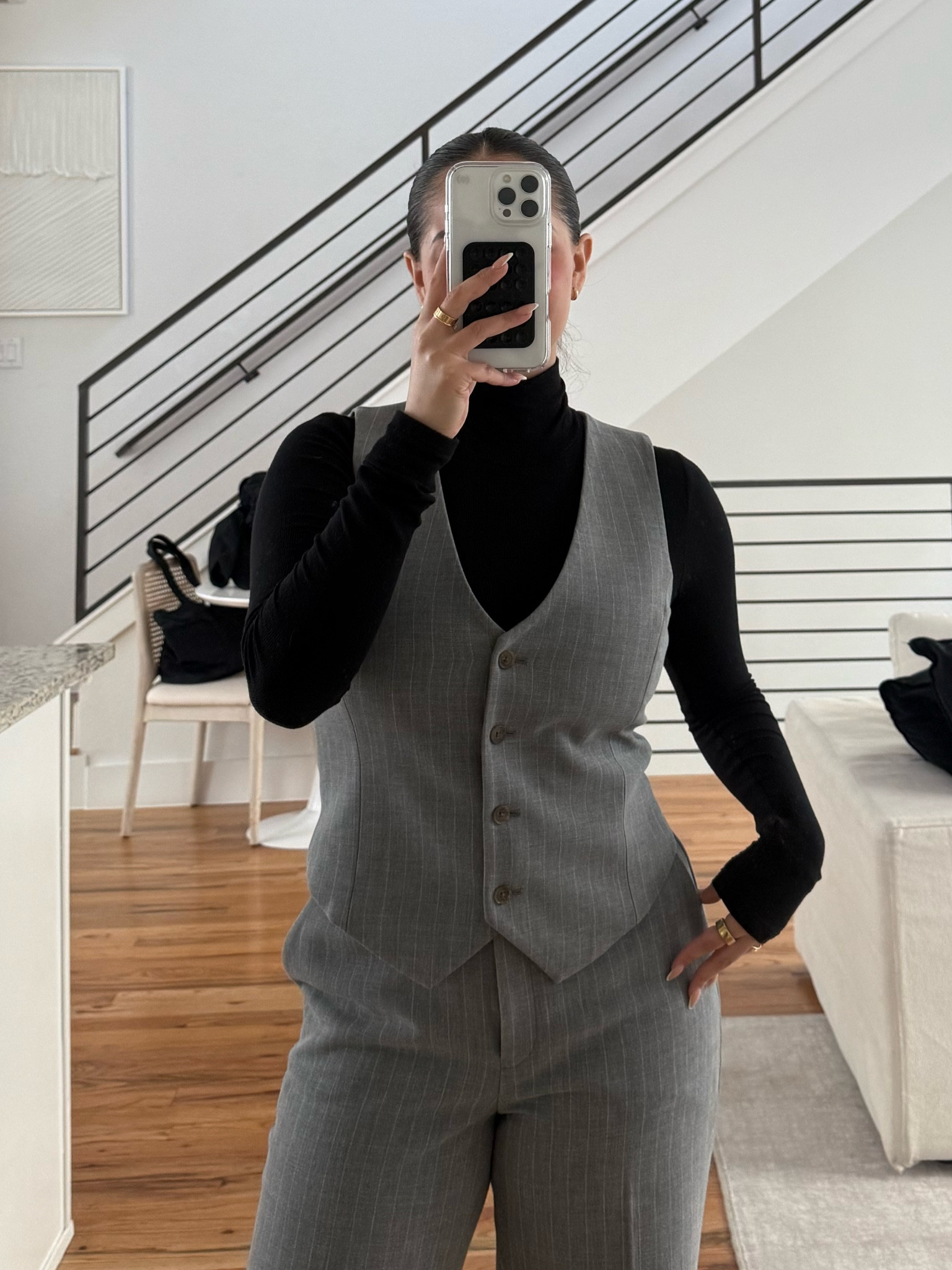 Office siren 🩶🩶 #aritzia #neutral #essentials #basics