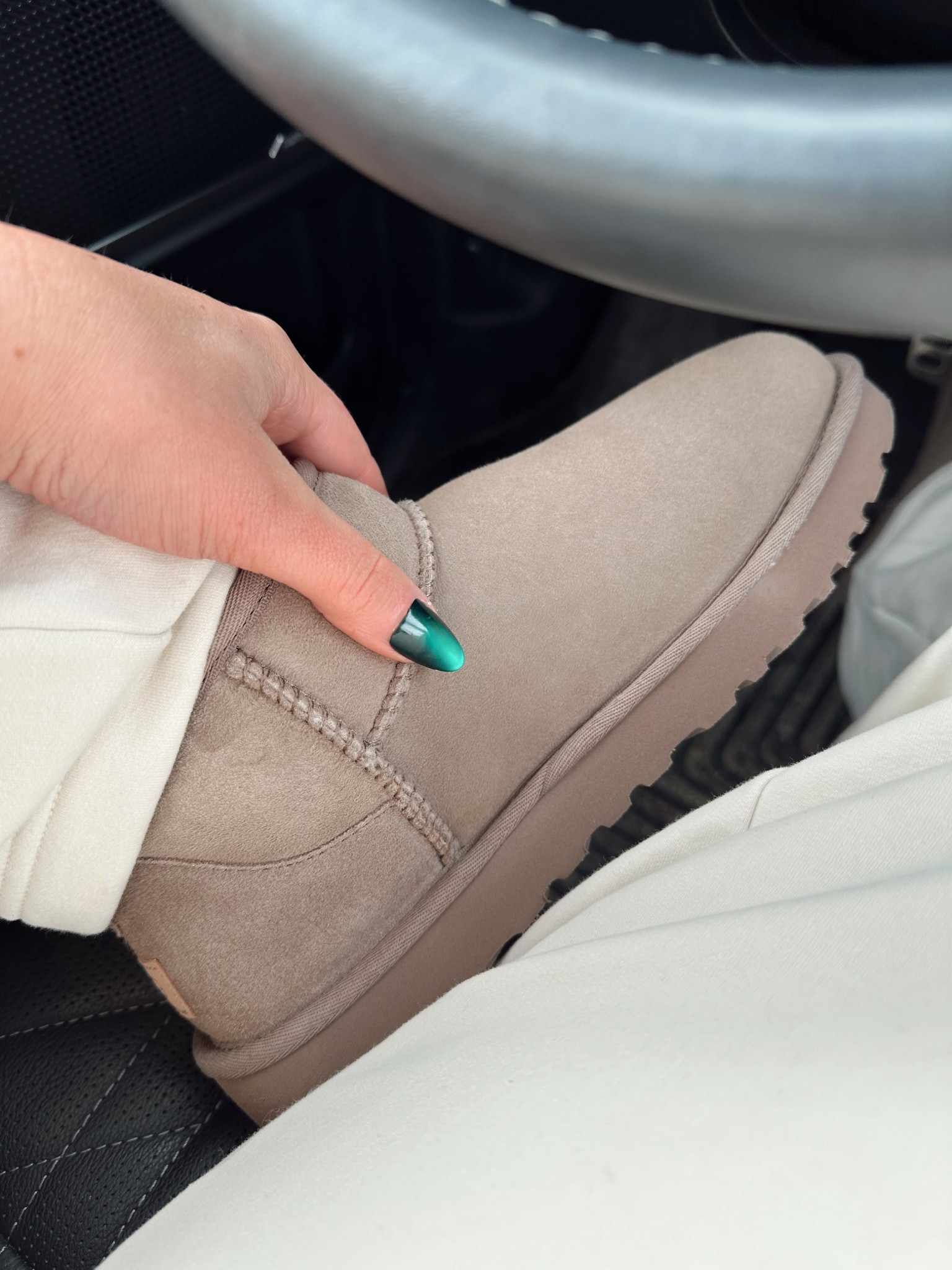 Ultra Mini Uggs are having a MOMENT and this new Caribou color is perfection 🤎 So cozy, neutral, and goes with literally everything. I love these for everyday errands, casual outfits, and winter travel days. Easy to style with leggings, denim, or wide leg sweats. If you’ve been on the fence about ultra minis… this is your sign.

True to size & insanely comfy!!